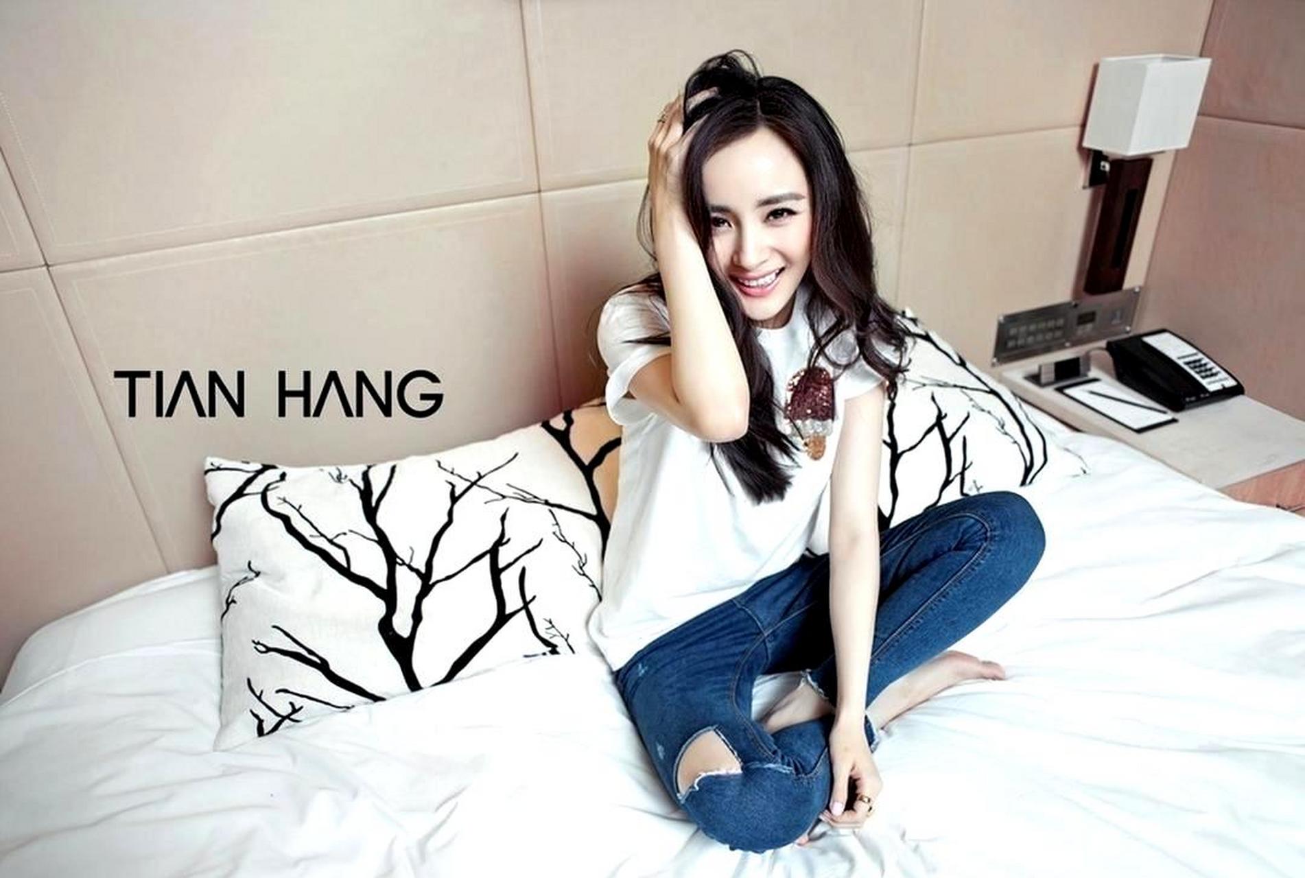 杨幂的笑容非常甜美!..