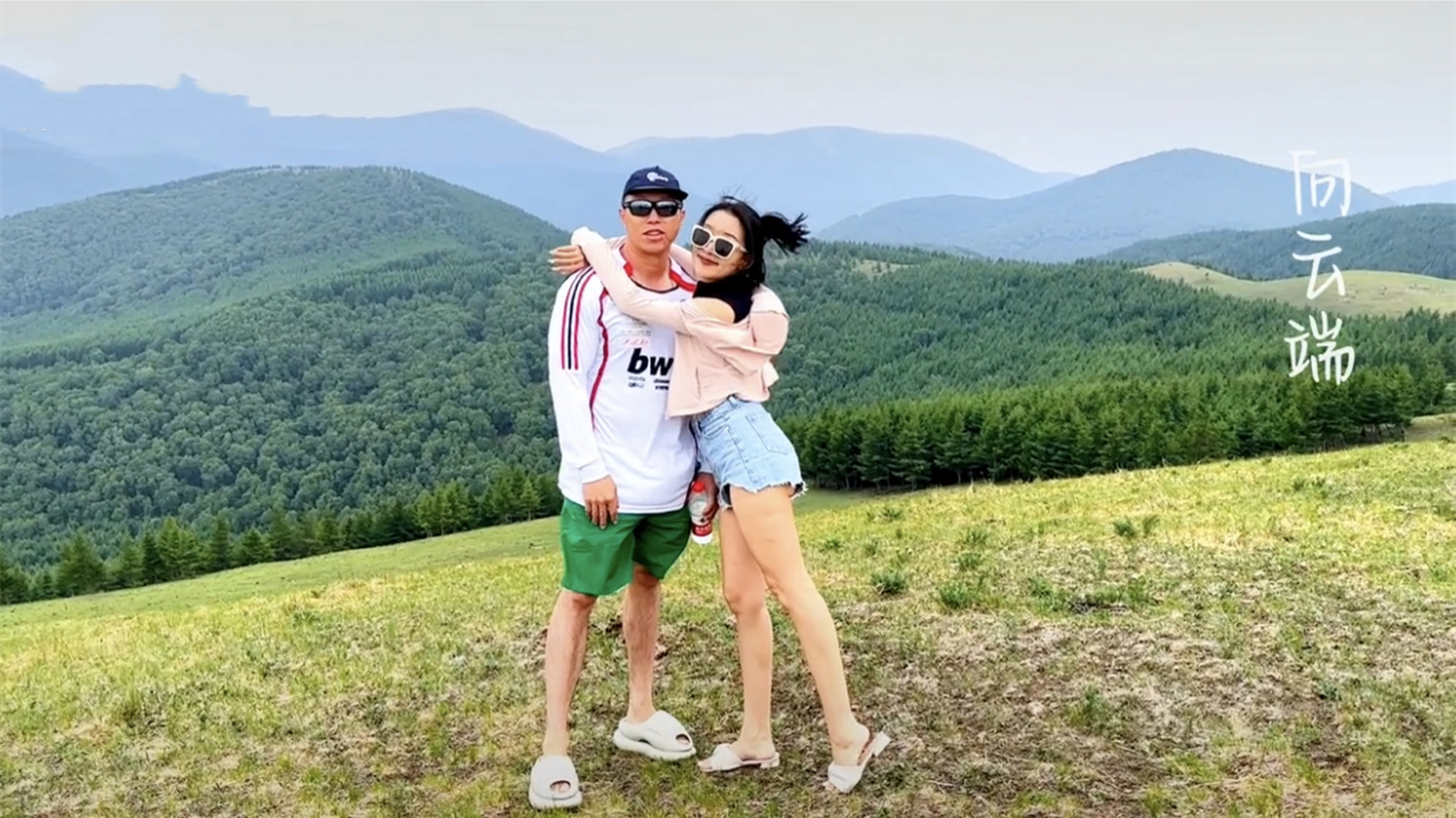 7月4日,德云社烧饼妻子郑胡昕晒照,看到饼嫂依偎在烧饼身旁,大家也