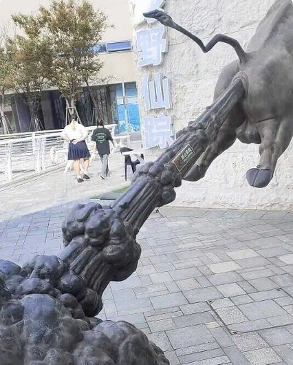 每张图都有不一样的震撼,不得不说这设计师是个狠人 #搞笑趣味图