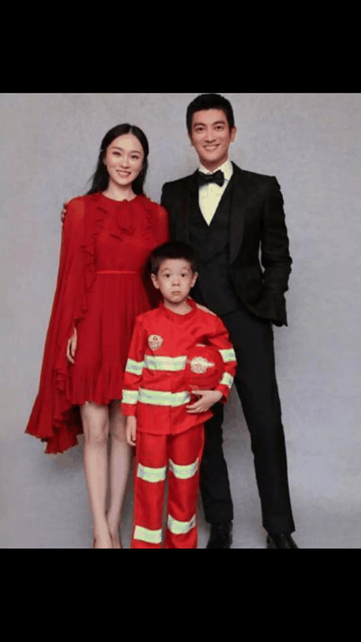 gif创作人# 早前杜江霍思燕一家三口同框, 画面好温馨,一家人颜值