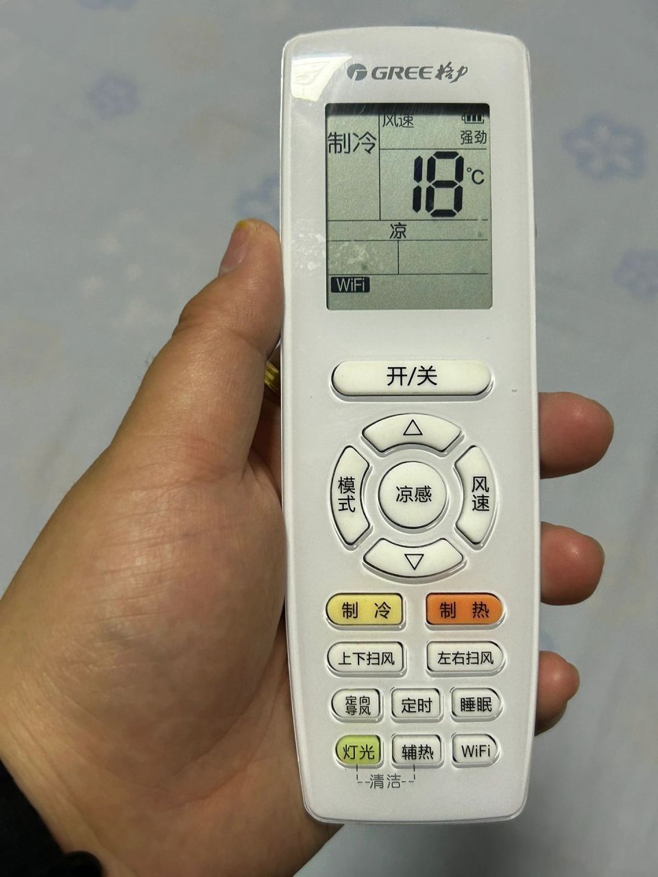 买格力空调,不要跟风买云佳系列的,调18度都只能说不热,没有凉感,晚上