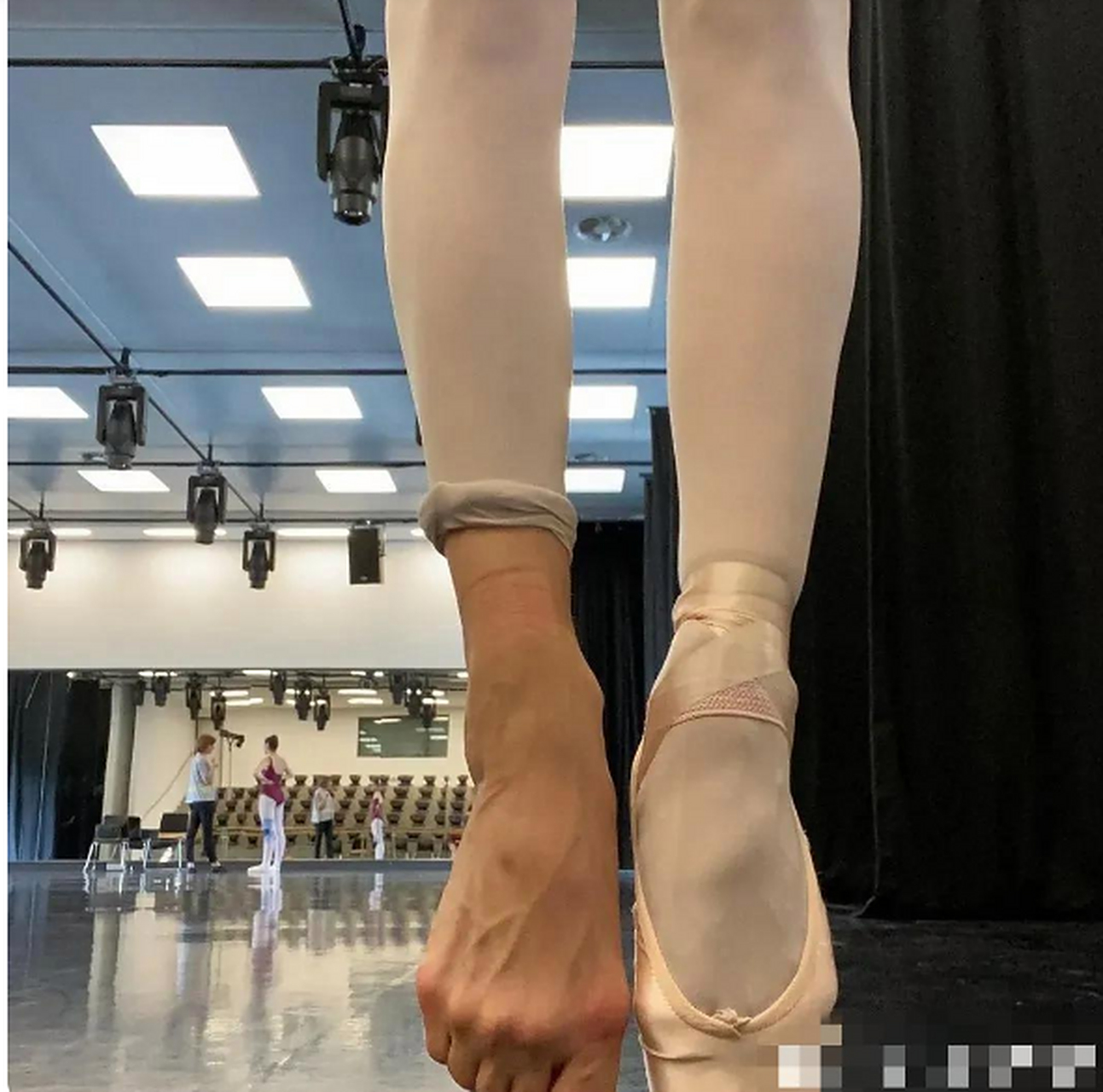 芭蕾舞女生的脚,看着好心疼啊!