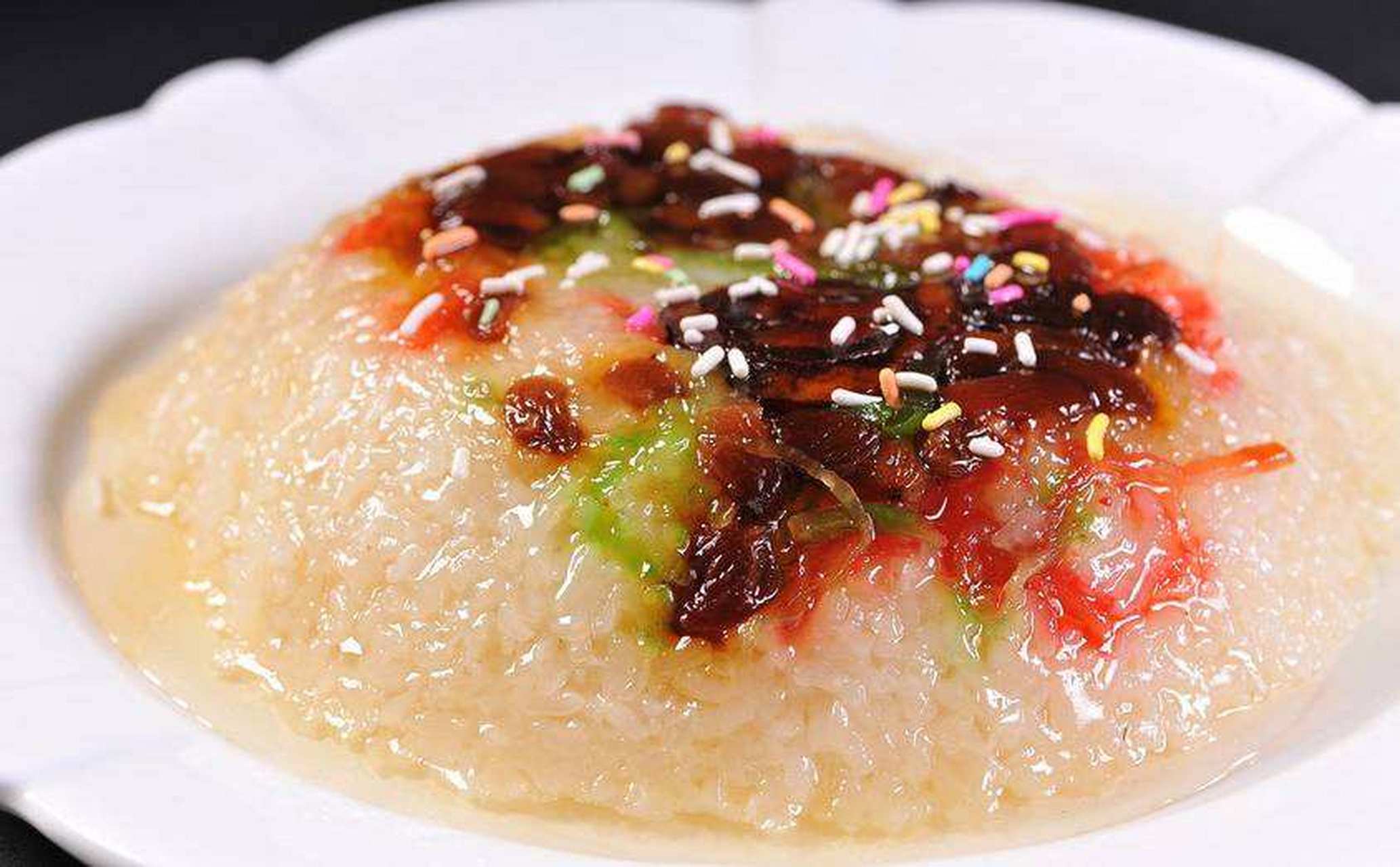 在湖北,五颜六色的八宝饭寓意着婚姻和谐,早生贵子,甜甜蜜蜜,顺顺利利