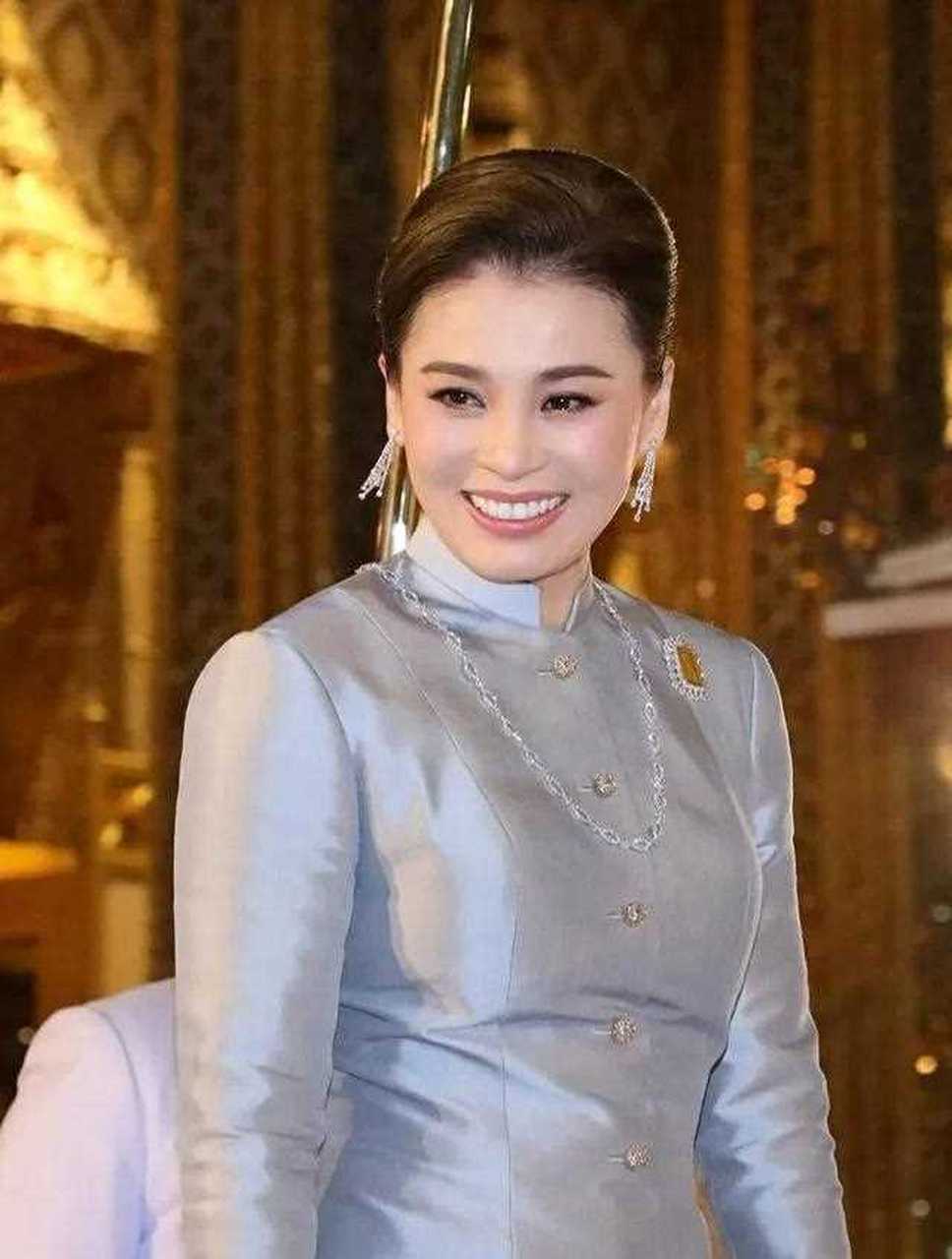 十一月九日,泰王哇集拉隆功携手王后苏提达,前往曼谷大皇宫玉佛寺,为