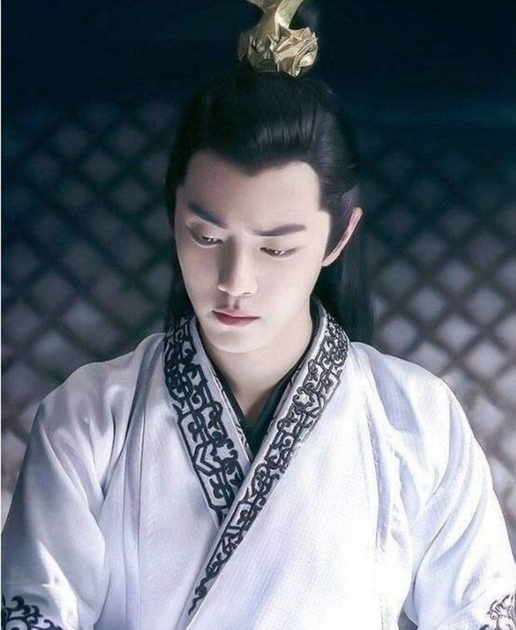 原因很简单,黑底 红色物体,这样的色彩搭配容易是两个极端.#肖战