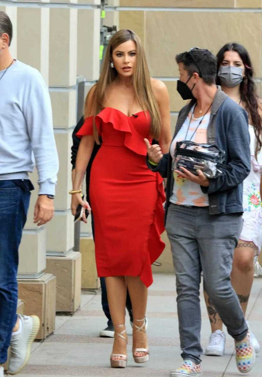 索菲亚·维加拉穿着鲜艳的红色连衣裙在帕萨迪纳,强大的气场,风韵气质