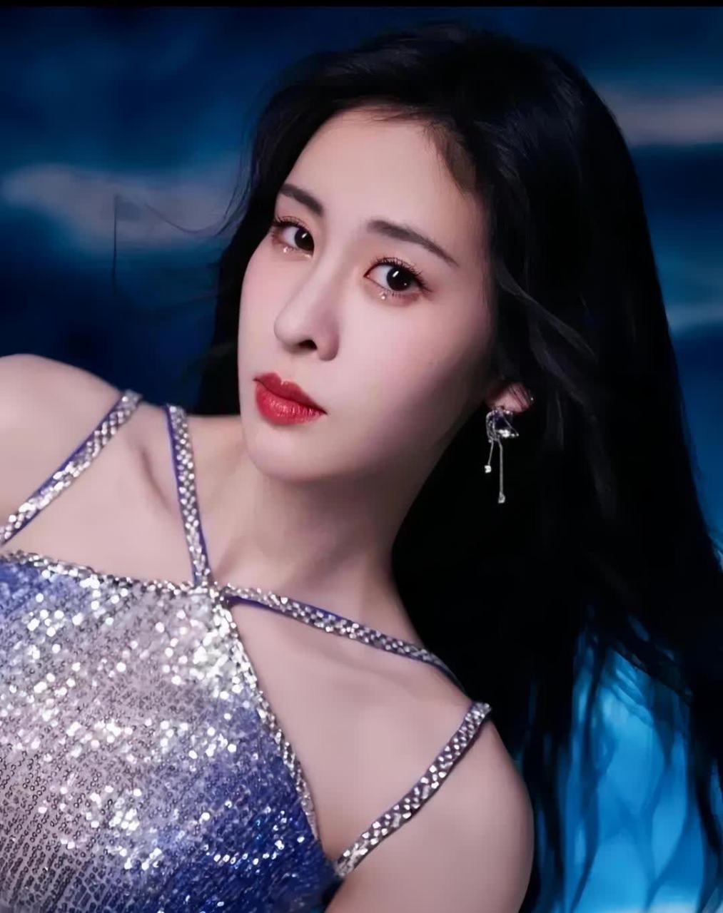  张碧晨>脸确实很长,不过好在五官精致,面部比例也很和谐.[微笑]