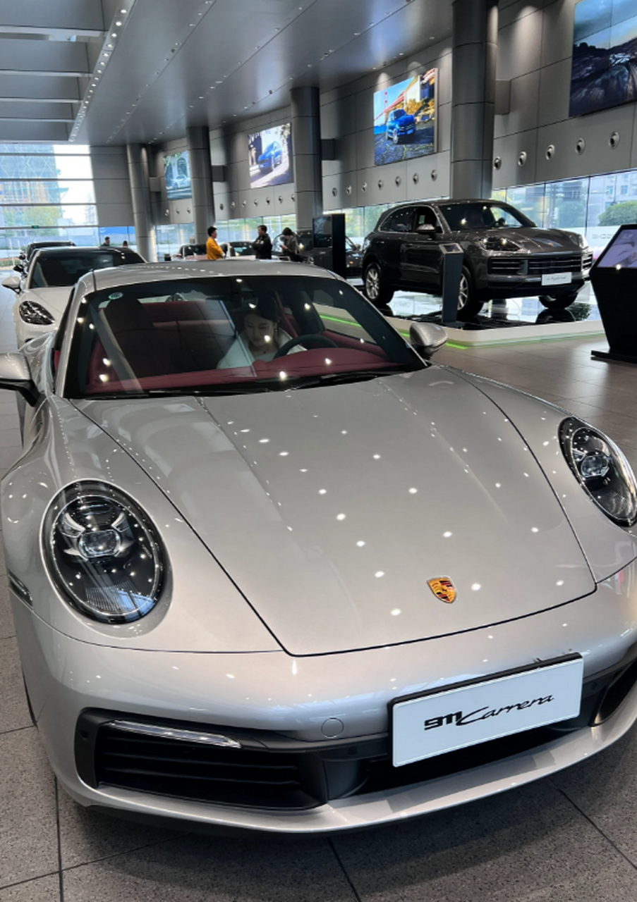 近日,我在选择人生第一辆车时犯了难,纠结于保时捷718和帕梅两款车型