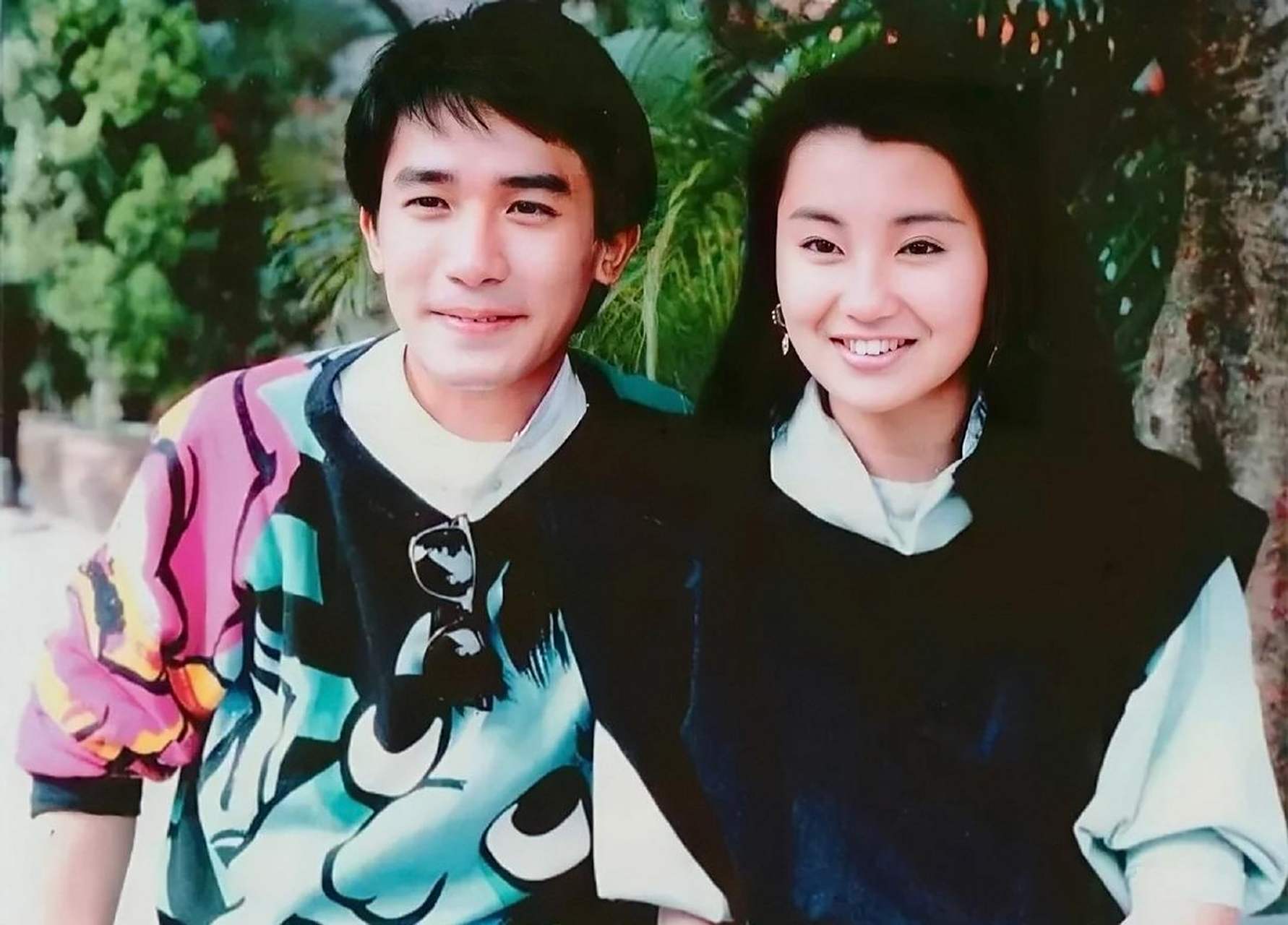 张曼玉&梁朝伟,埋藏在花样年华里的无奈爱情[比心]梁朝伟痞帅又潇洒