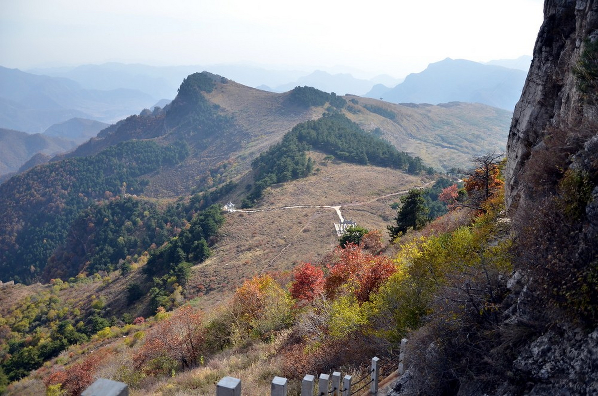 渭源县渭源首阳山是当地踏青的胜地 由于这里的群山环绕着,所以整体看