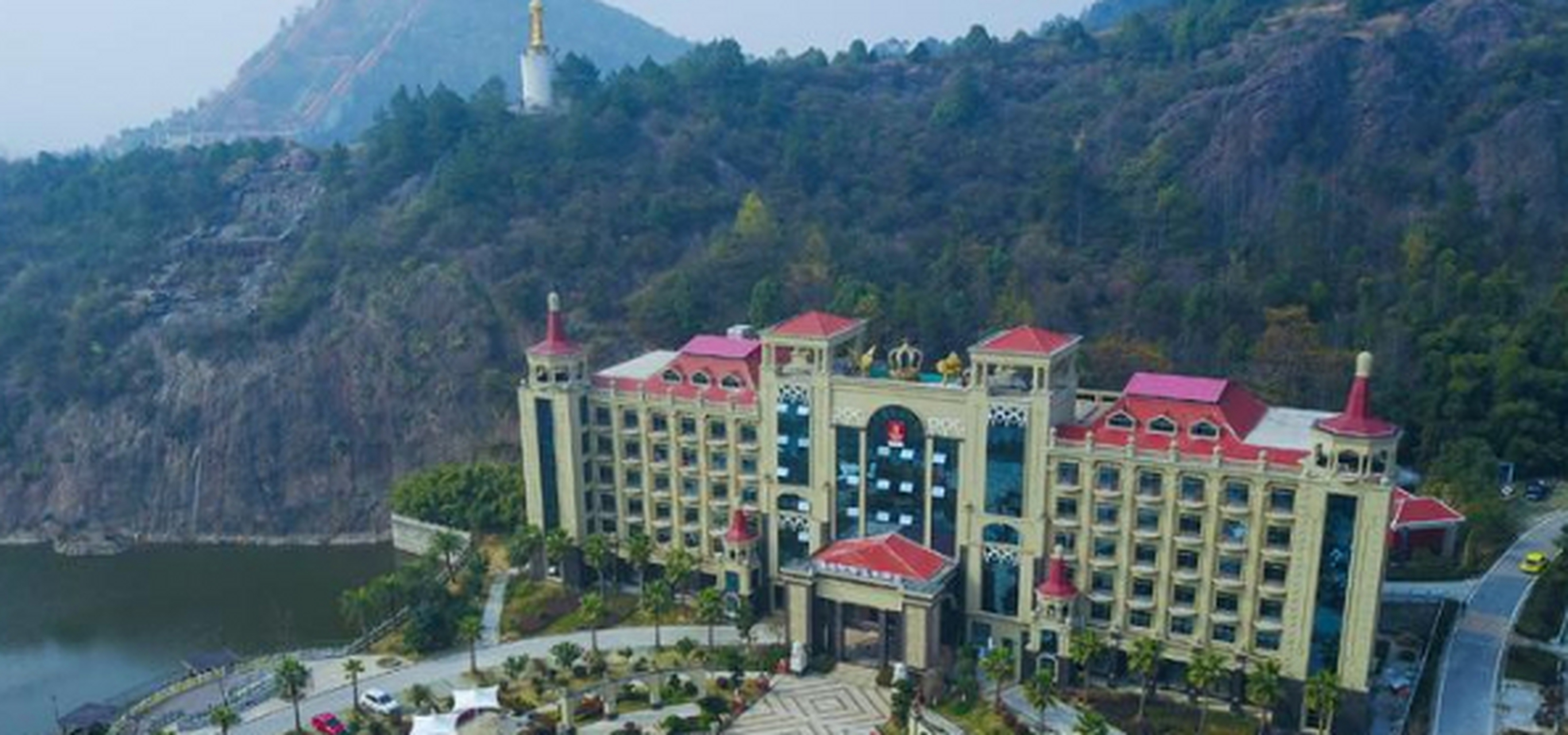 雷山温泉水世界是位于黄石市雷山风景名胜区内的一处游乐园,也是一处