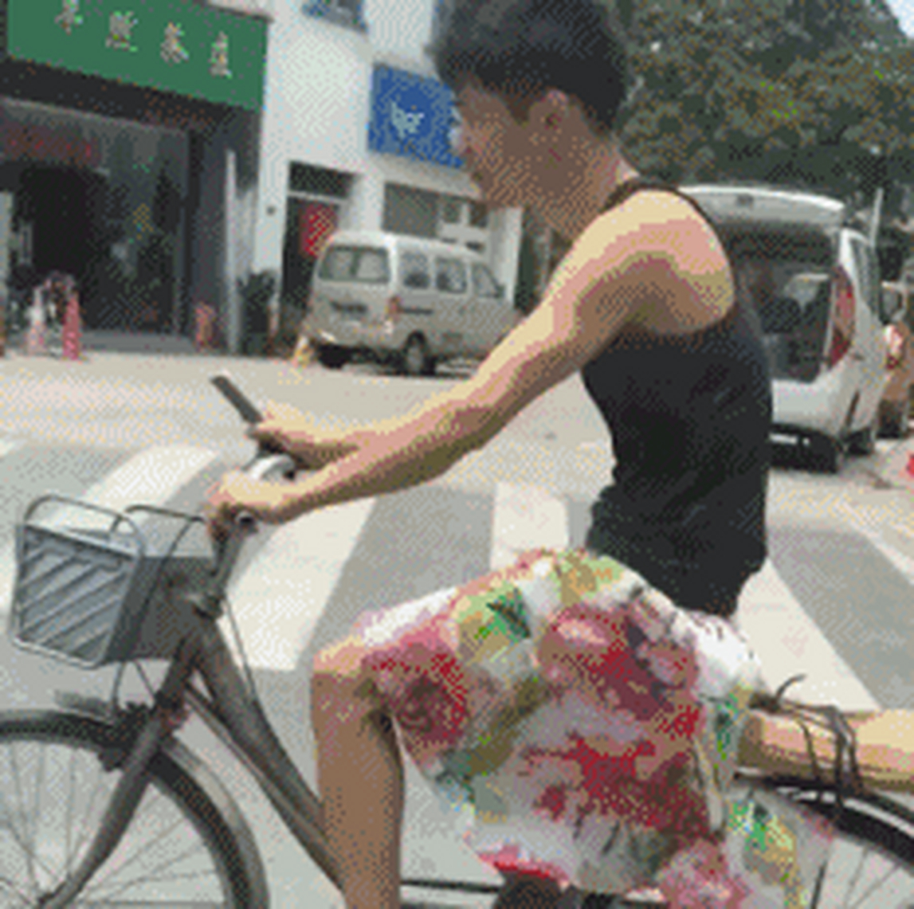 搞笑gif动图:搞笑第一张,大哥,你怎么穿着老婆的裙子就出门了,就不