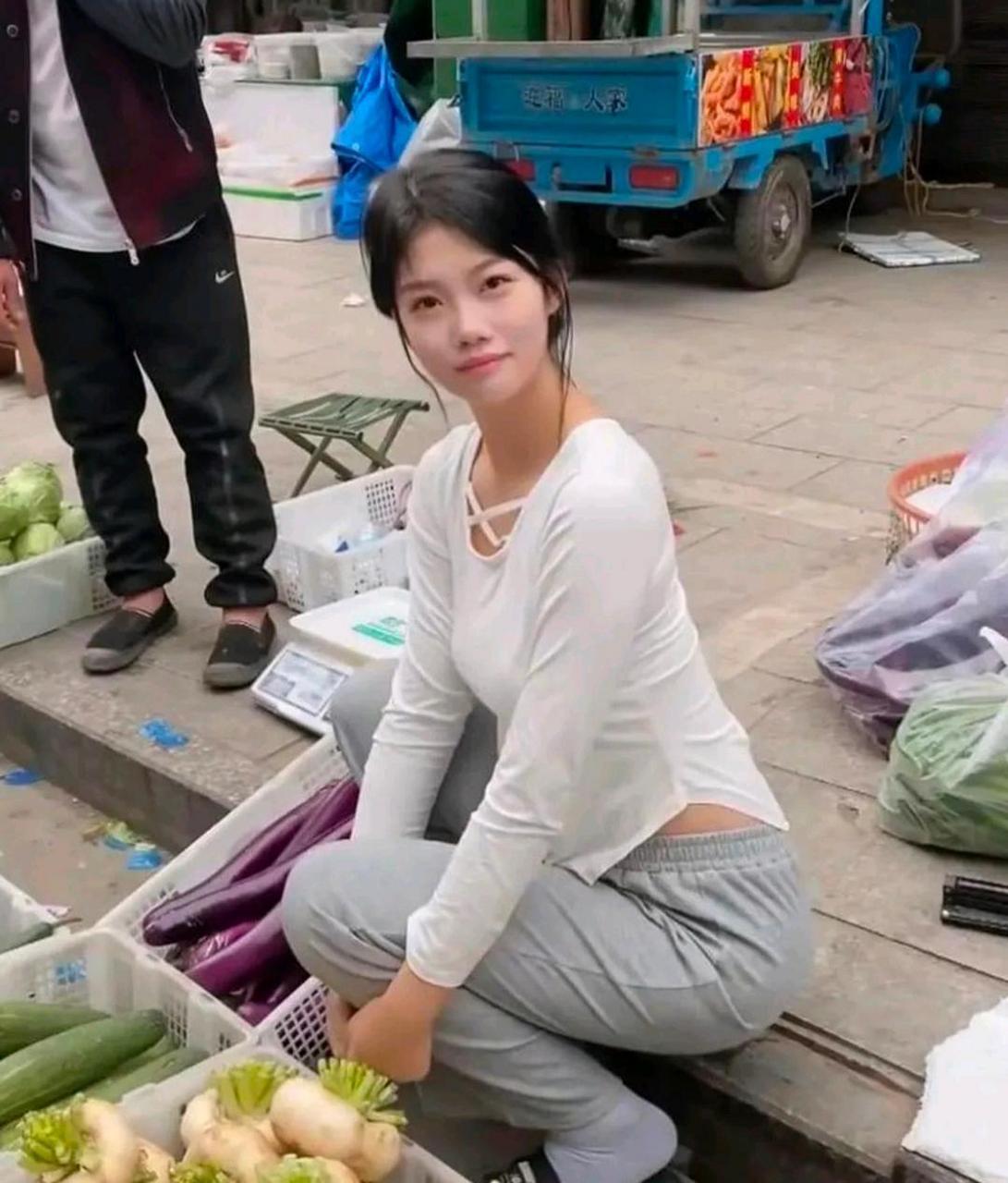 弯腰美女买菜图片