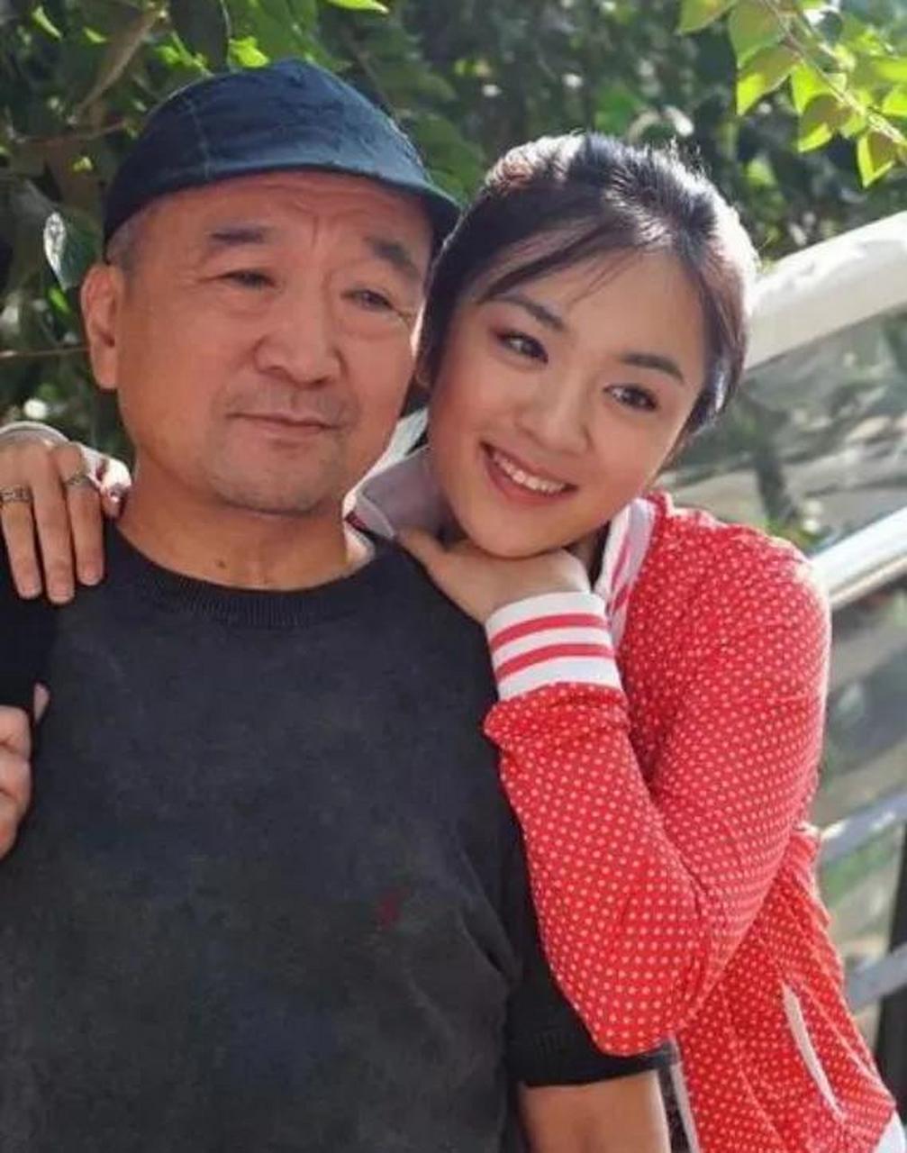 百家号星火计划# 当李保田与沈傲君再度重相逢,李保田紧紧握住沈傲君