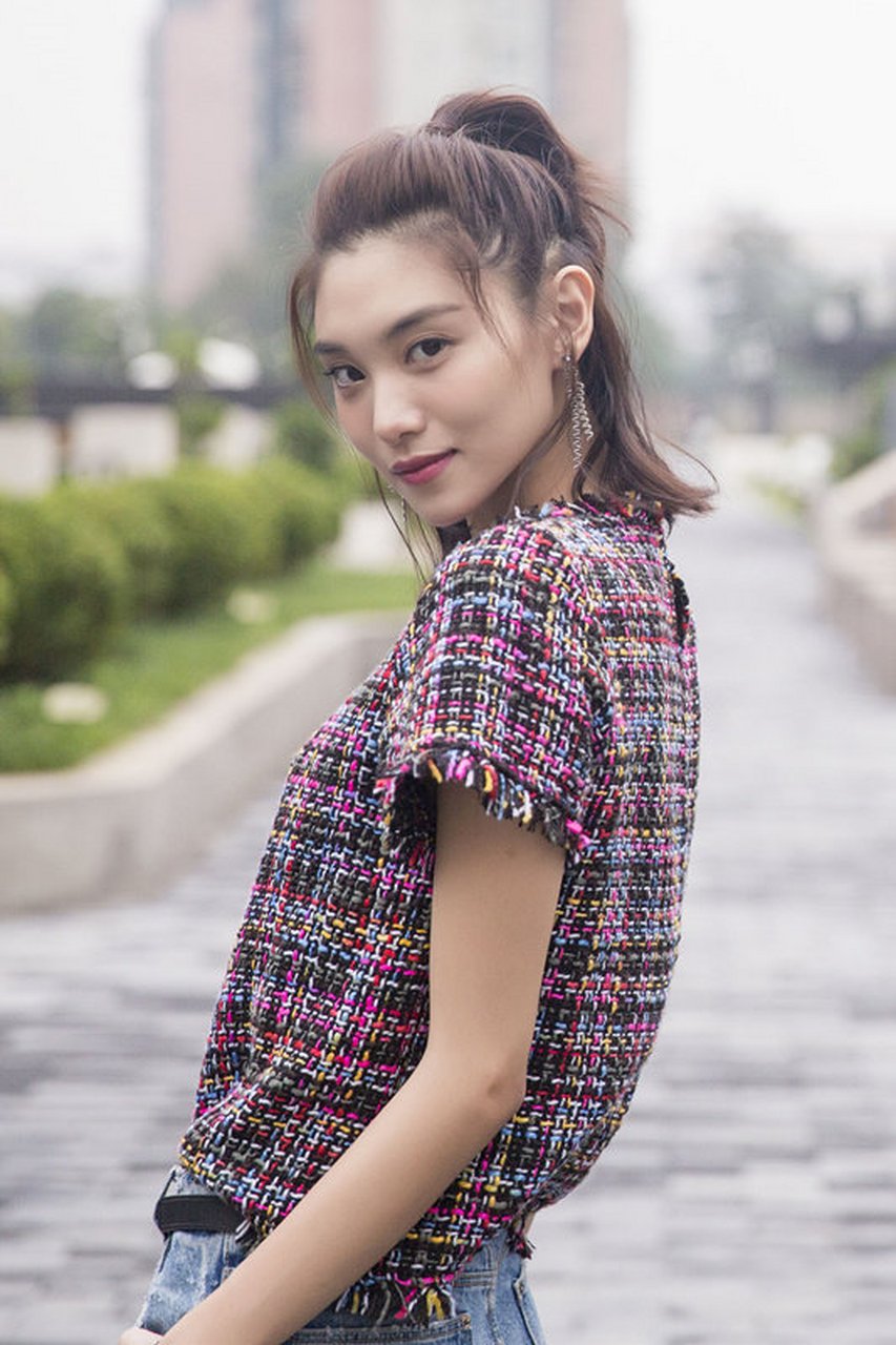 王嘉宁夏日写真曝光,尽显清爽干练#王嘉宁