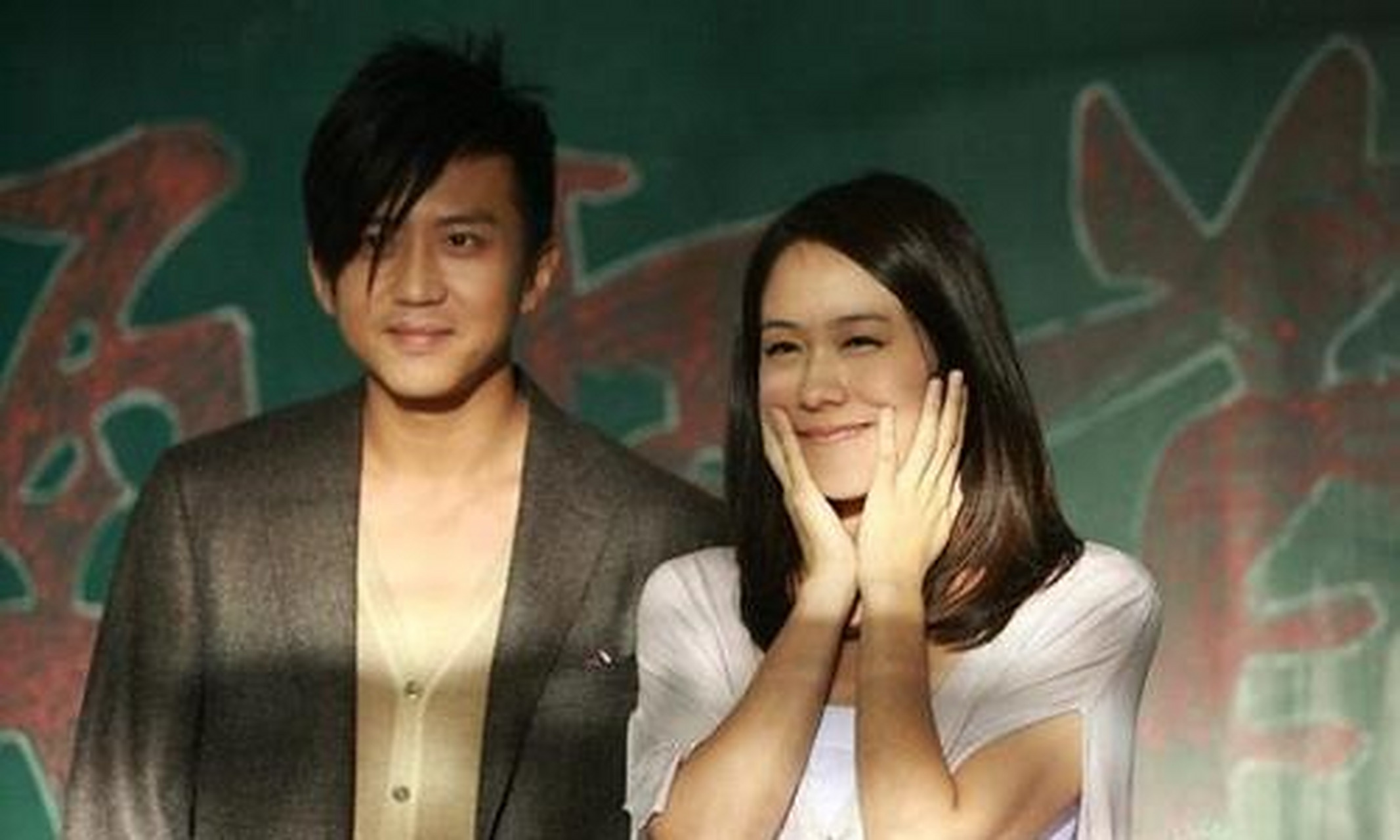 《爱情呼叫转移2:爱情左右》是《爱情呼叫转移》的续作,由上海电影