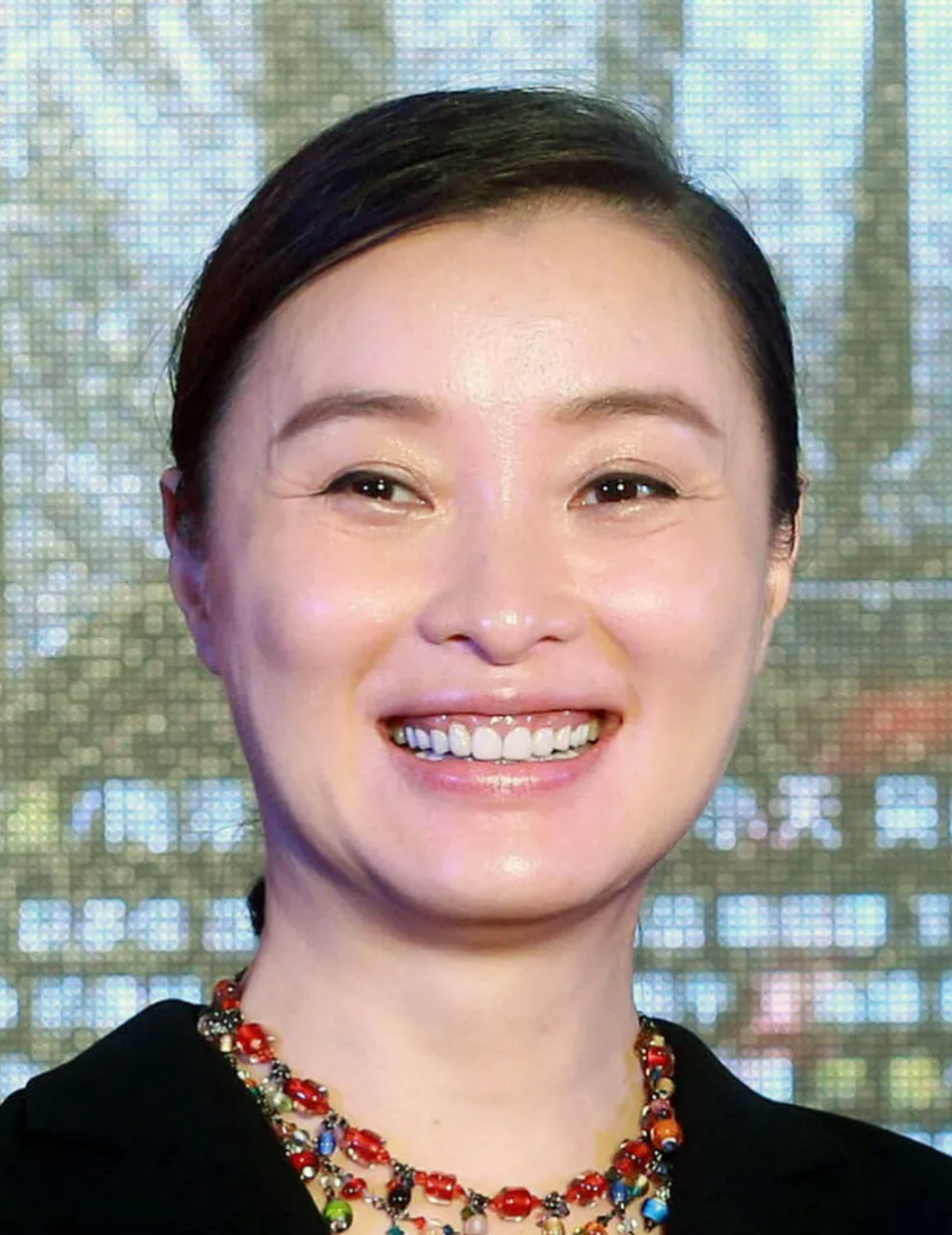 你看实力派演员吴越,在凭借《县委大院》斩获白玉兰奖的获奖仪式上的
