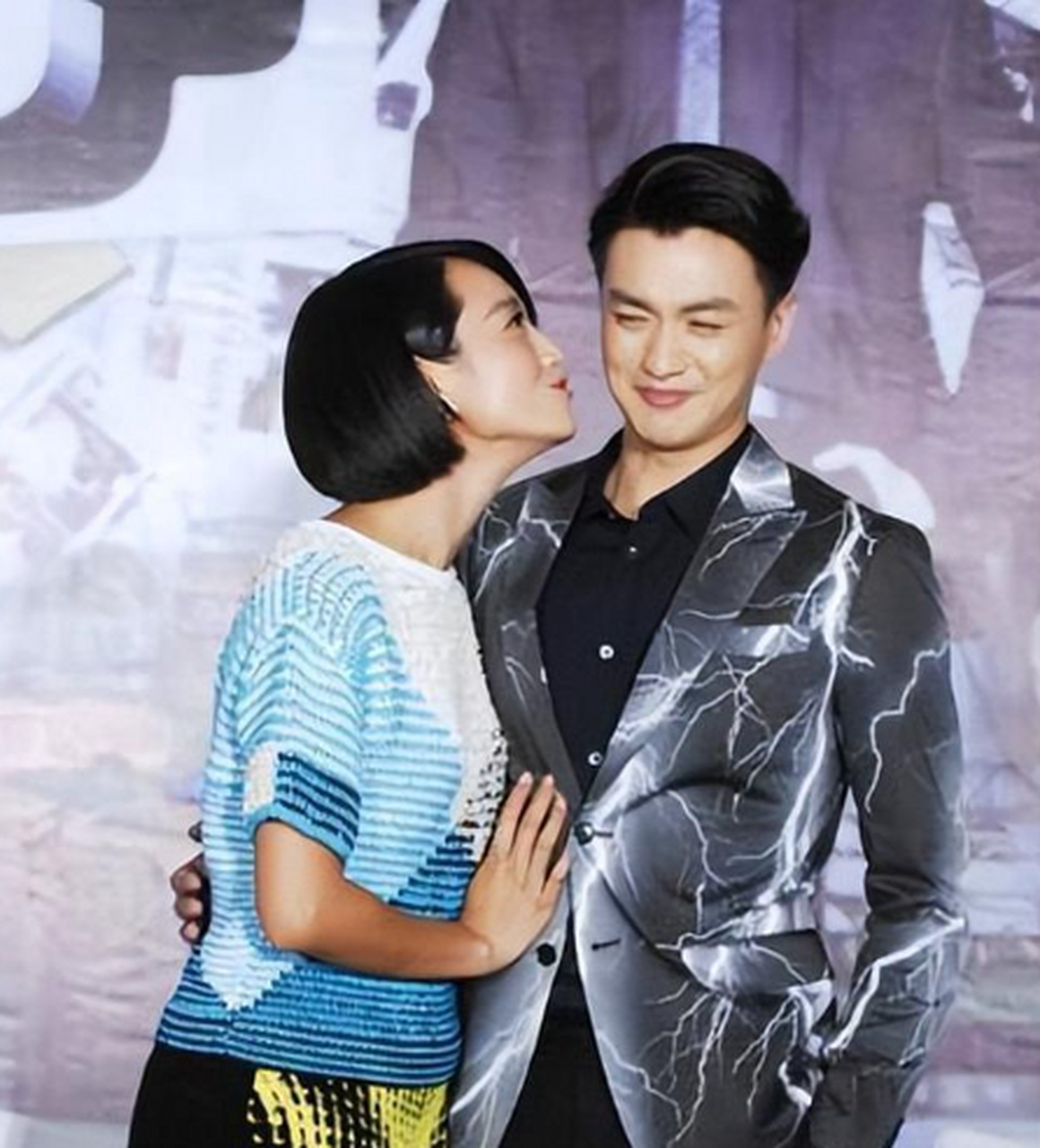 有一次啊,鲁豫采访周一围,问他:"你和朱丹都在拍戏,要照顾孩子,是不是