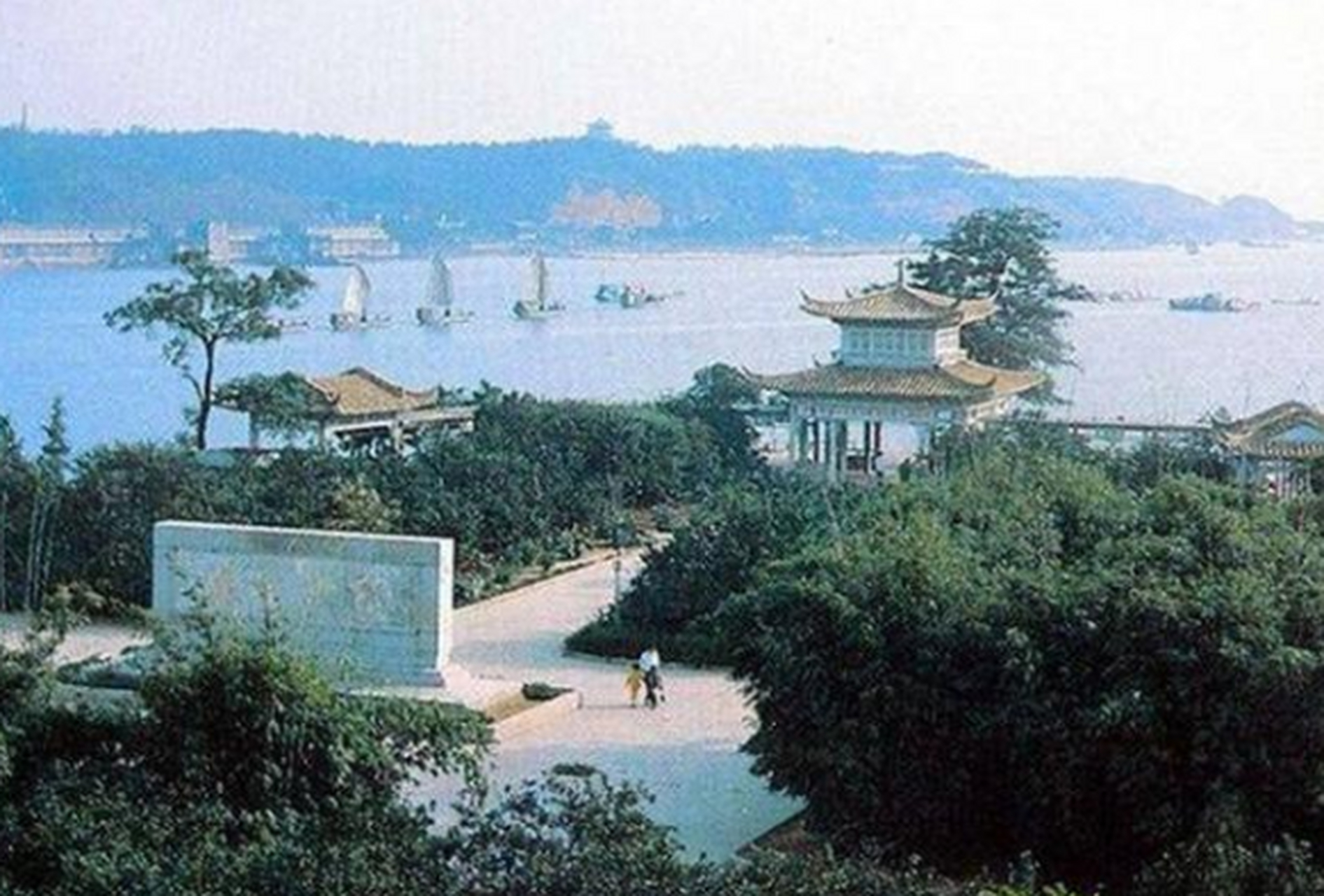 1990年的長沙橘子洲頭 橘子洲,位於長沙市嶽麓區的湘江中心,是湘江下