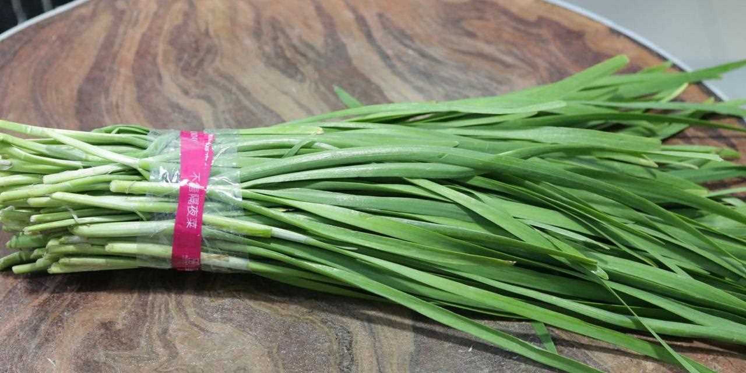 大厨分享一道农家蒸韭菜,软嫩清香又入味,好吃接地气,观看详细视频请