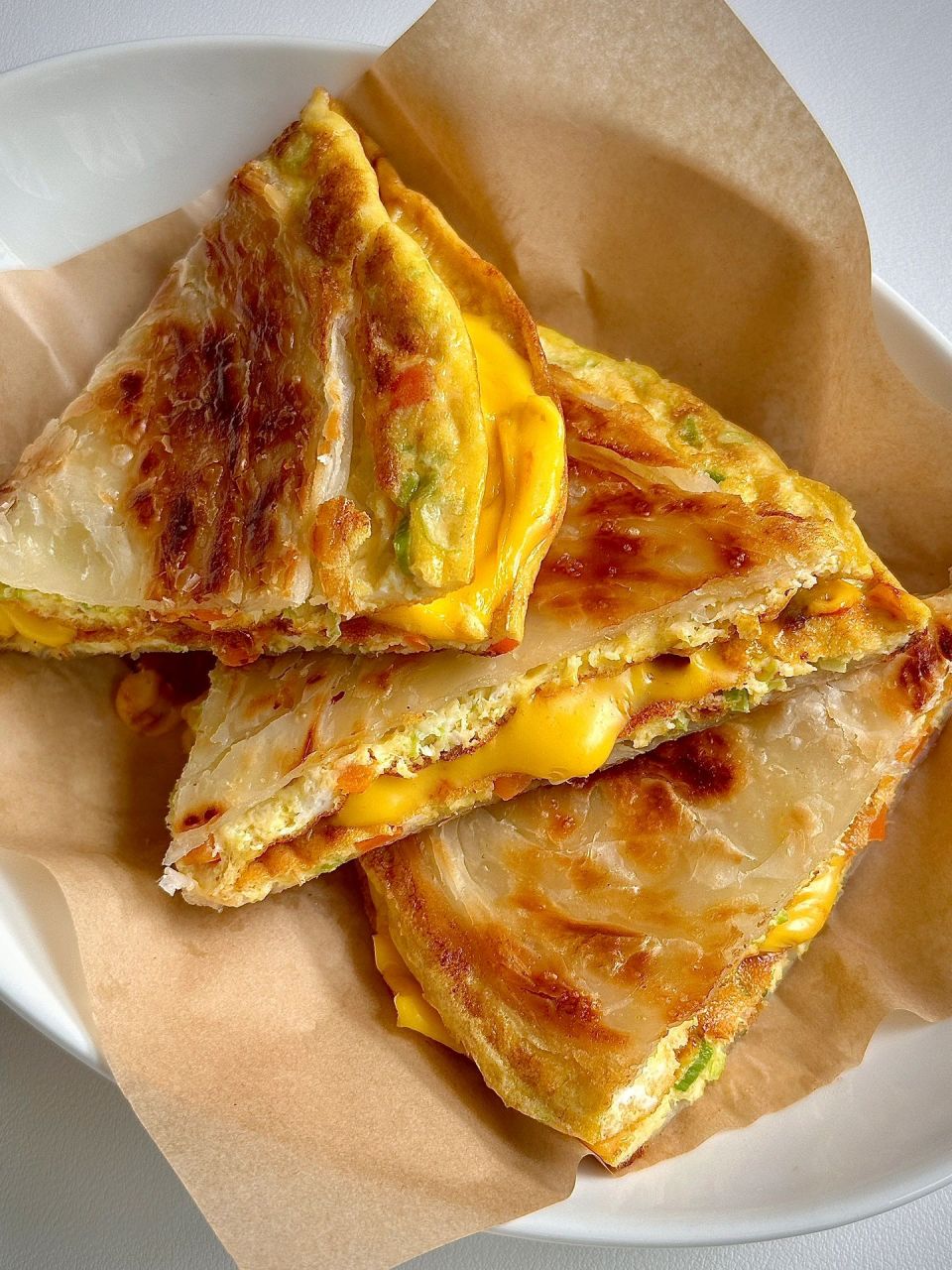 食材:手抓饼,芝士片,鸡蛋,胡萝卜,肉松,葱花  做法:1,碗中打三颗