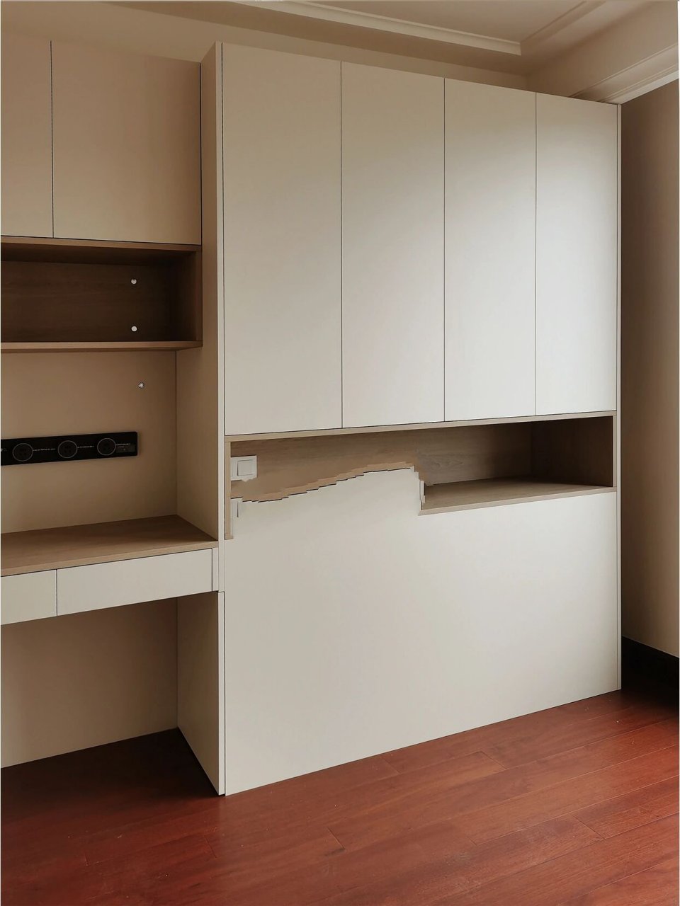 衣柜书桌书柜一体—儿童房多功能柜(附尺寸	 "爱格 克诺斯邦落地实景