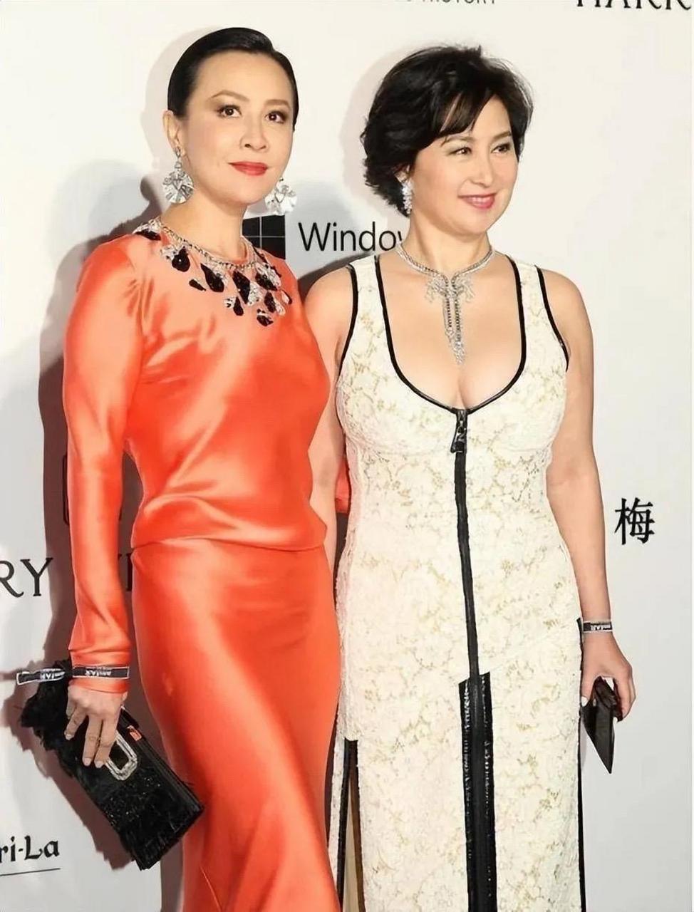 何超琼真的好富态,穿大领口的蕾丝裙秀丰腴美,比刘嘉玲更招摇