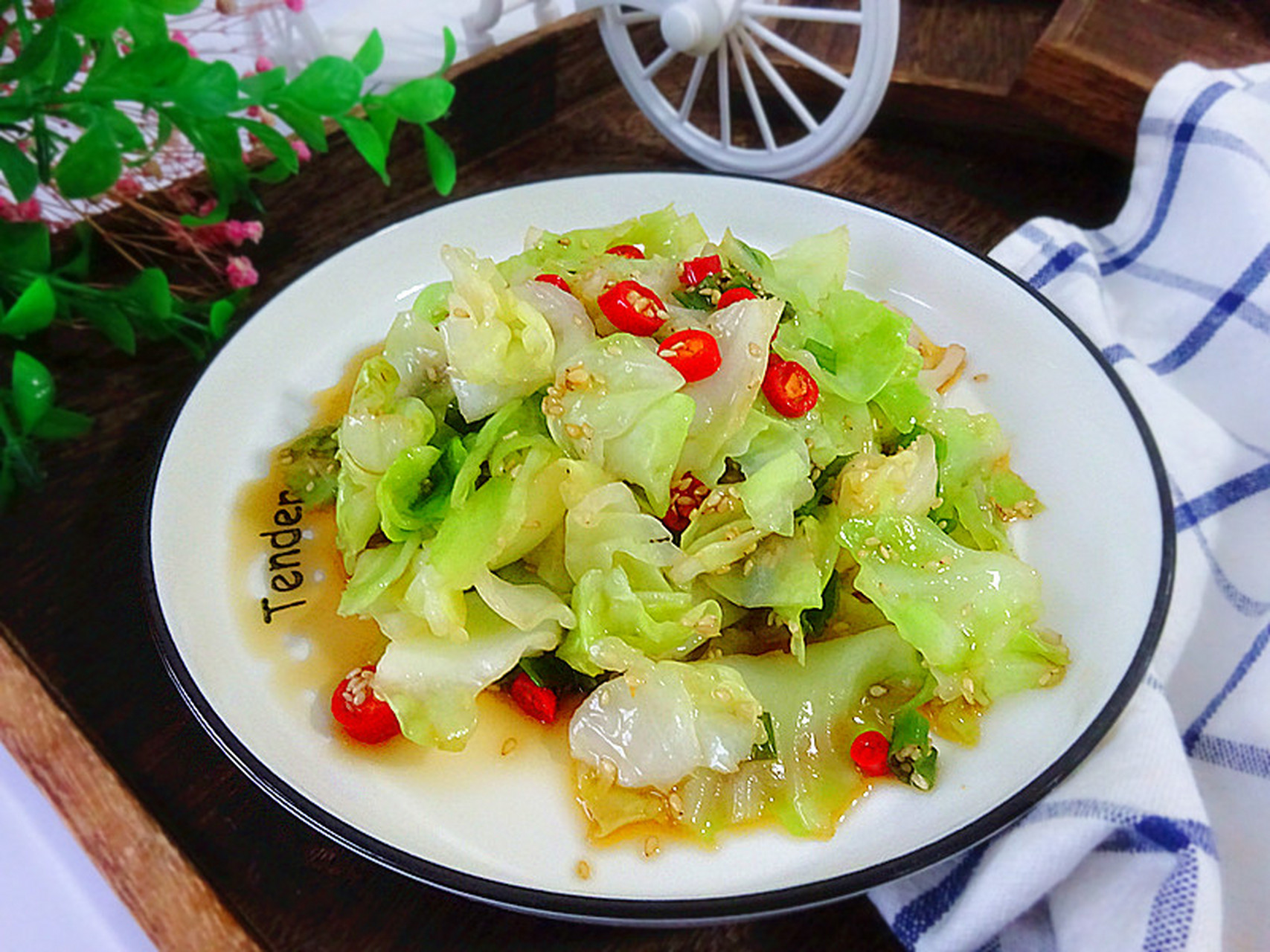 开胃拌包菜的用料 包菜:半颗 小米辣:2个 香葱:1棵 熟芝麻