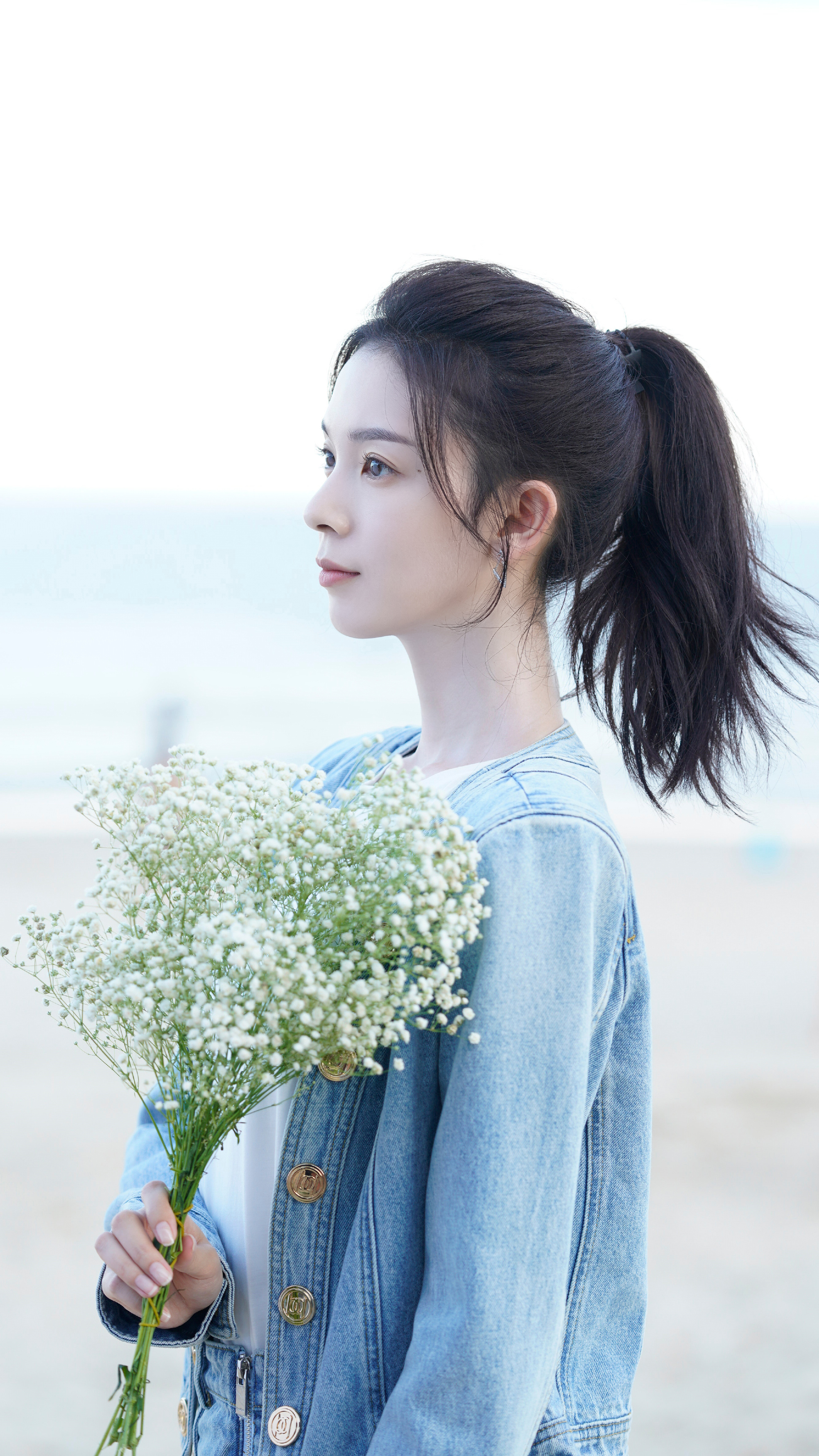 她扎着马尾辫,展现出清新的可爱风范,彰显出青春活力