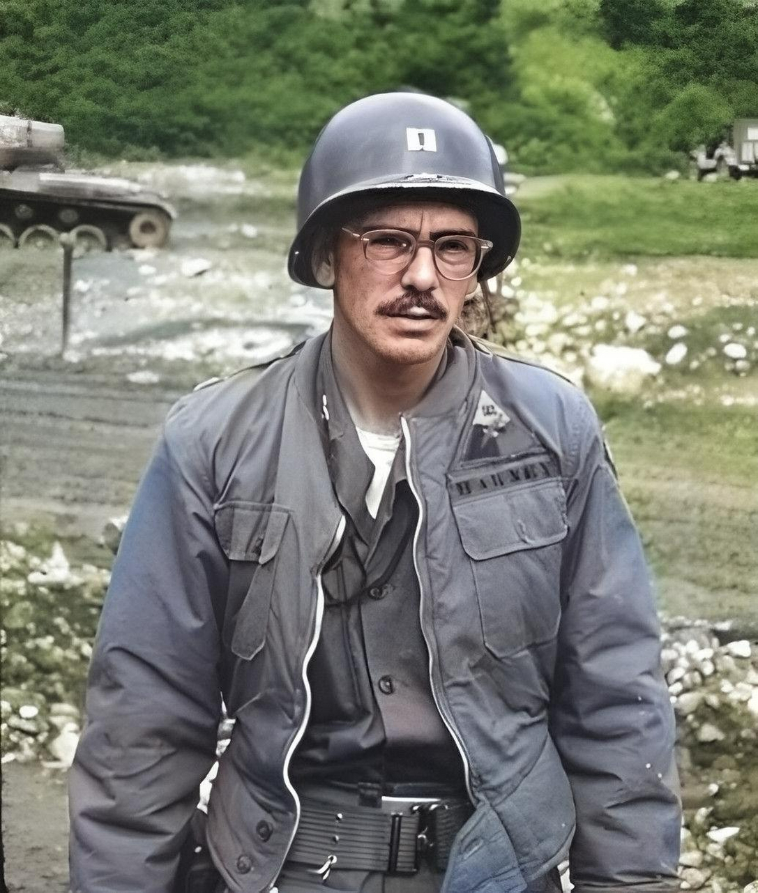 1951年初,朝鲜战争期间,在美军第24师团第19联队的阵地上,一名美军