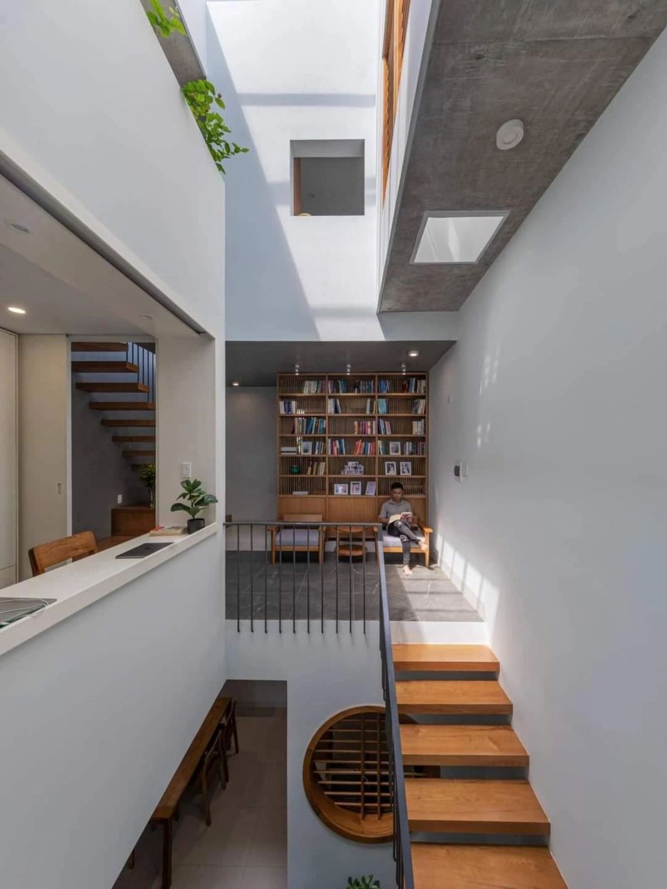 采光天井和楼梯的结合带来了空间品质上的提升,在自建房别墅的设计中