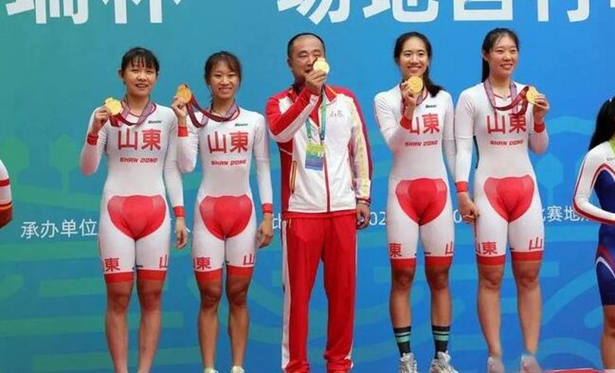 2021年,全运会山东女子自行车团体赛夺冠时拍摄的照片,这运动服的设计