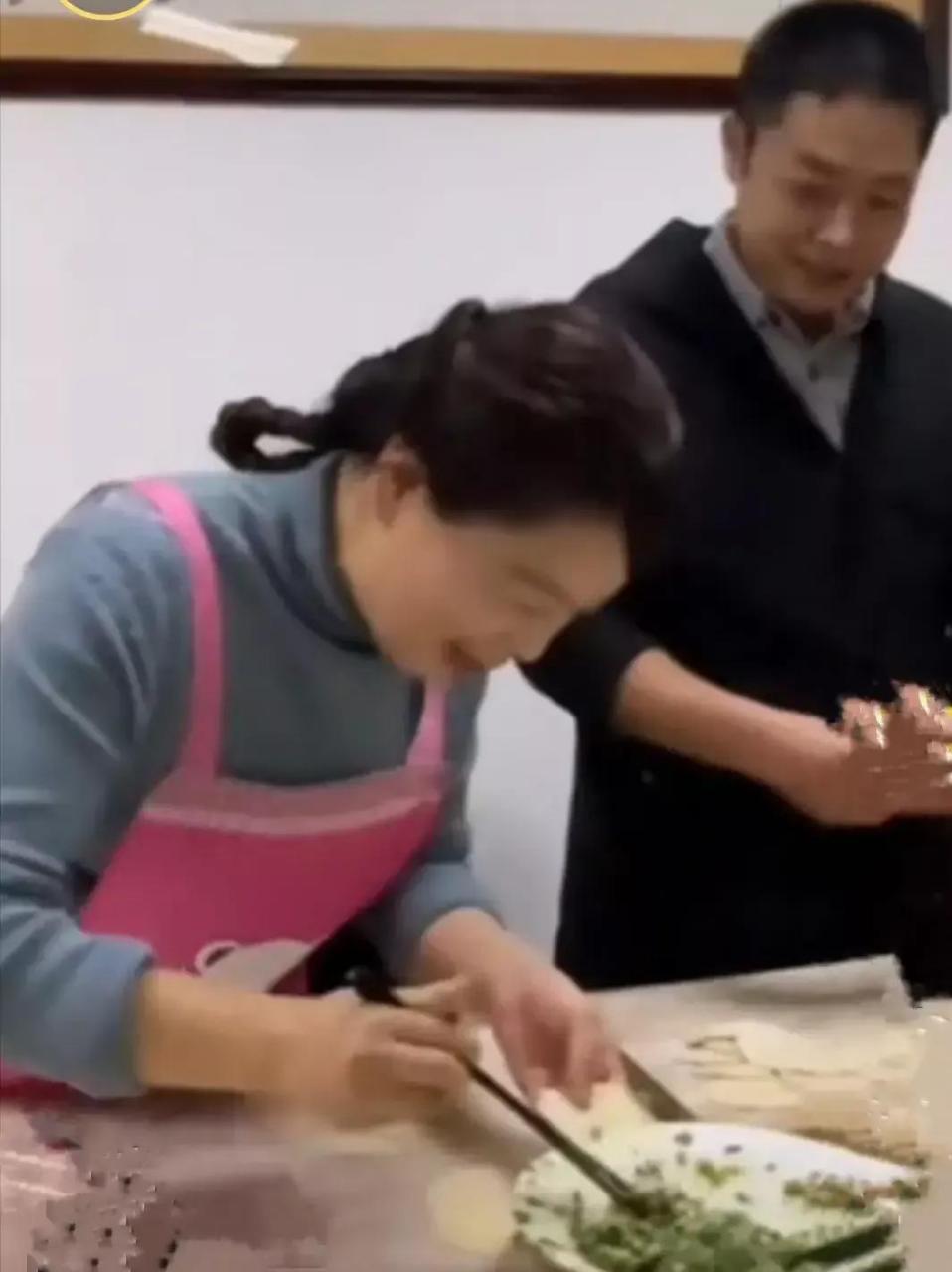 百家号星火计划# 许妈姚爸给奇奇悦悦包饺子吃! 一家团圆吃饺子.