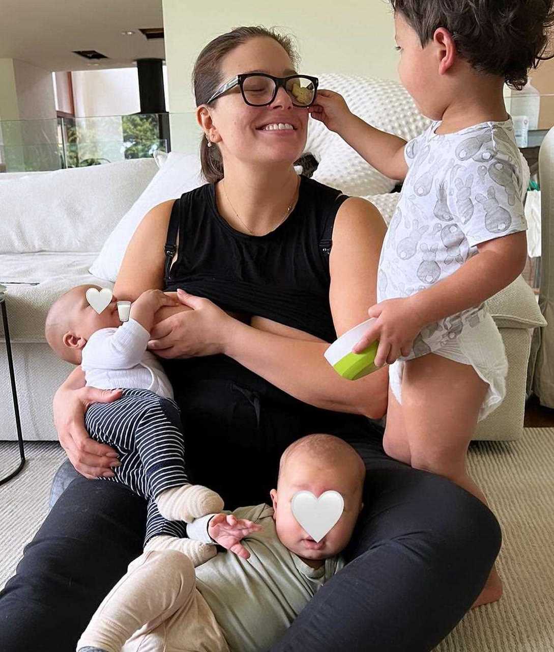 阿什莉格雷厄姆对她的男婴微笑.