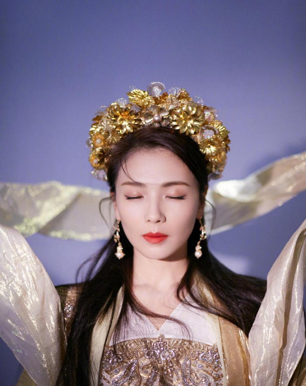 北京台春晚刘涛花神造型金花头冠 花神服饰,配上一抹正红艳唇,仙气