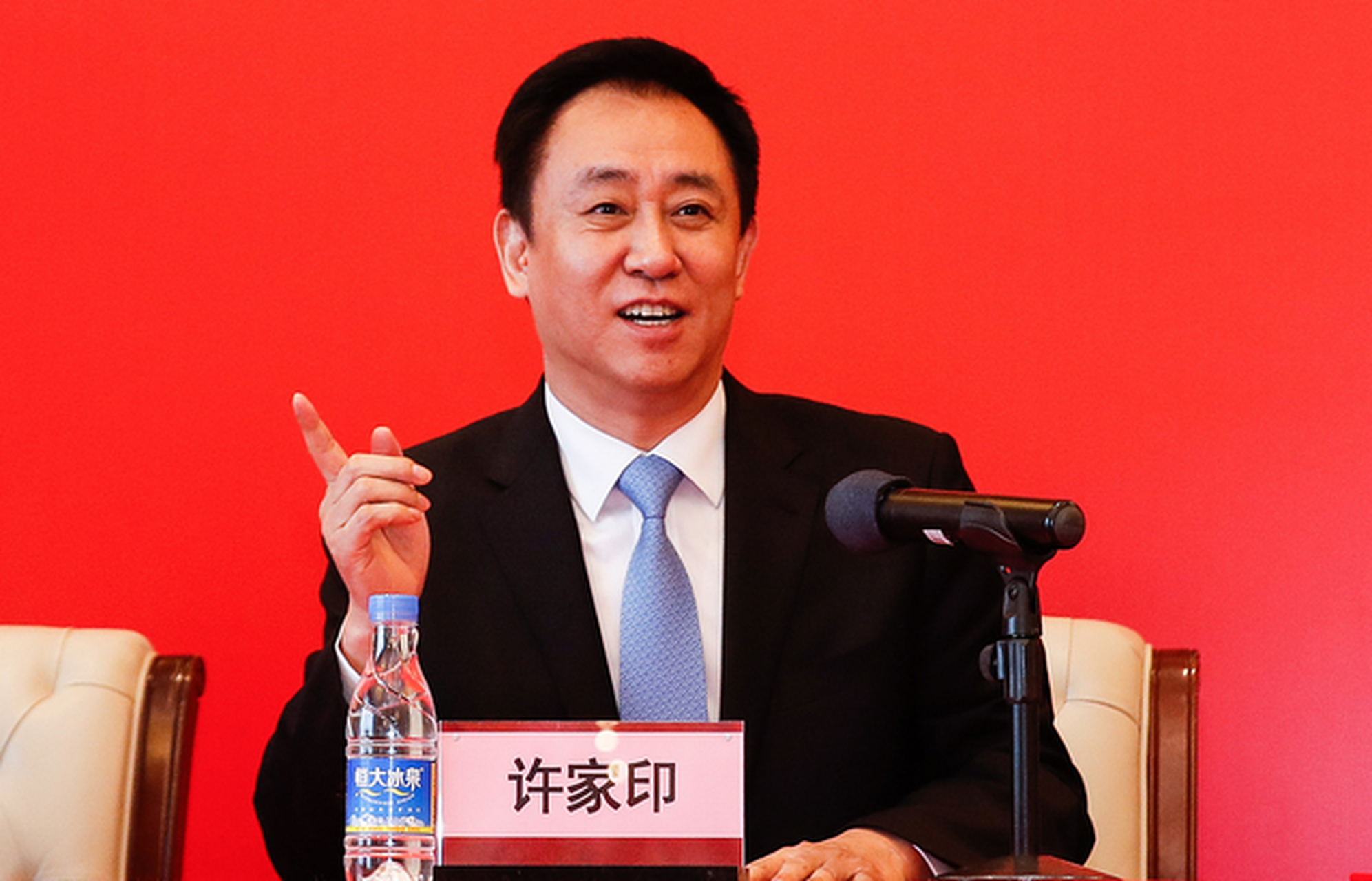 许家印说:"我们应该承担社会责任,应该回报社会,也必