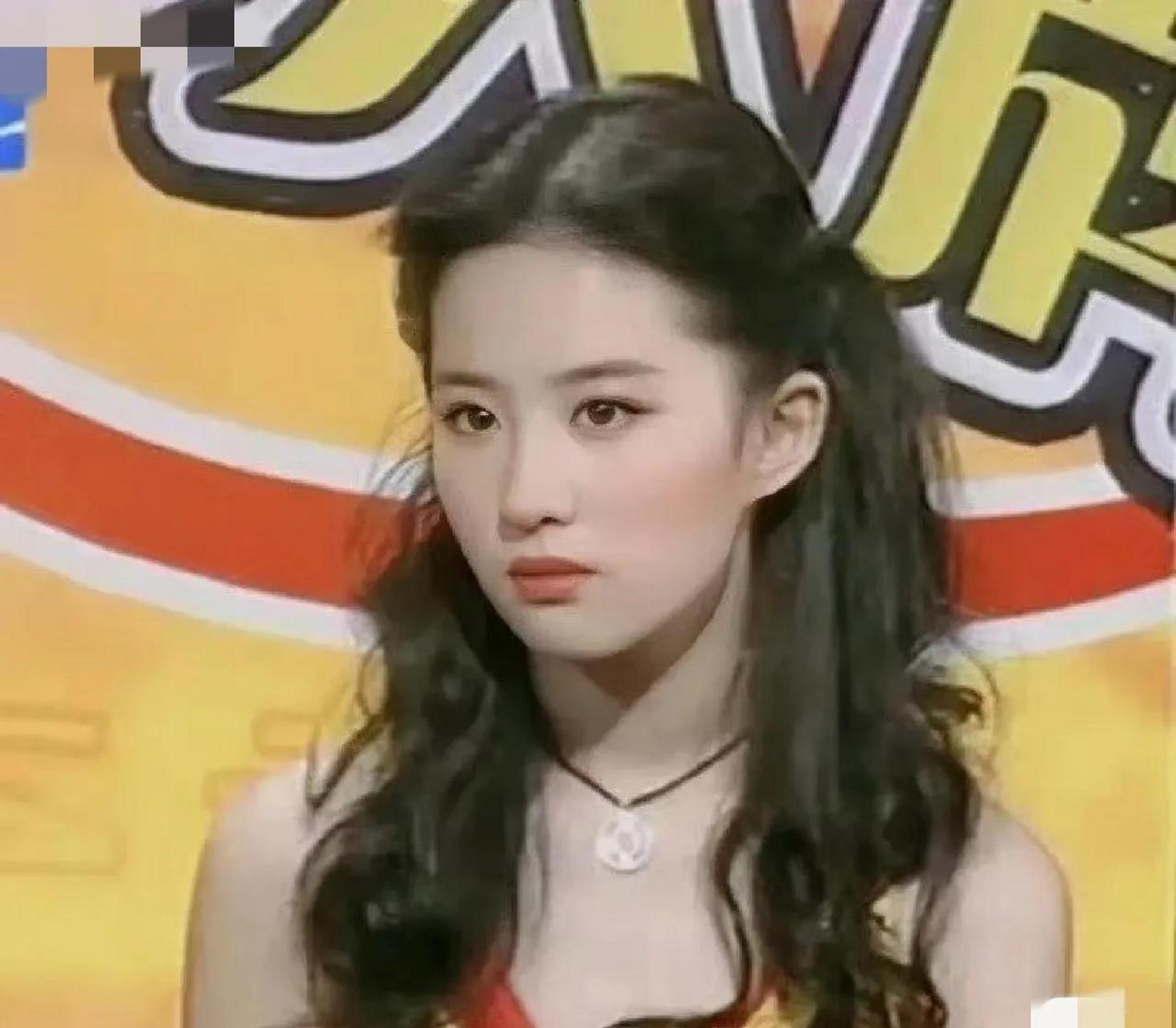 发现很多当红顶流女明星都没有耳垂,而且耳朵形状都很相似,范冰冰