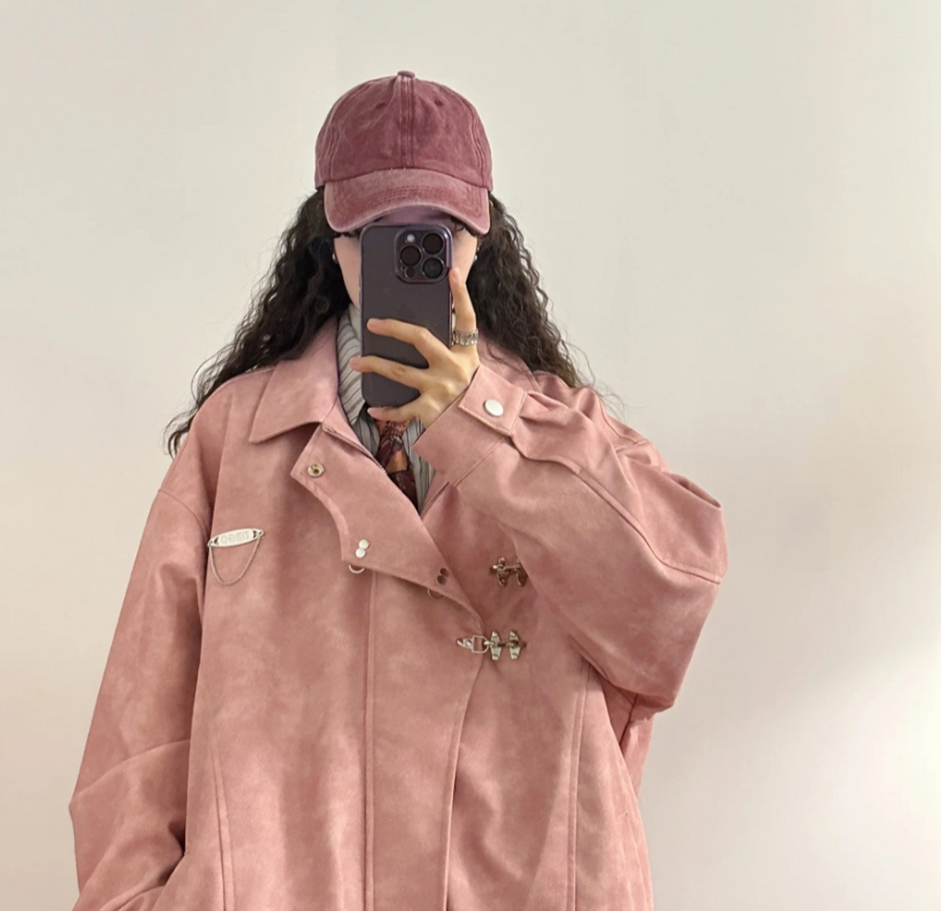 哈喽,小伙伴们!向大家分享一款粉色皮衣外套,让你一眼就能爱上!