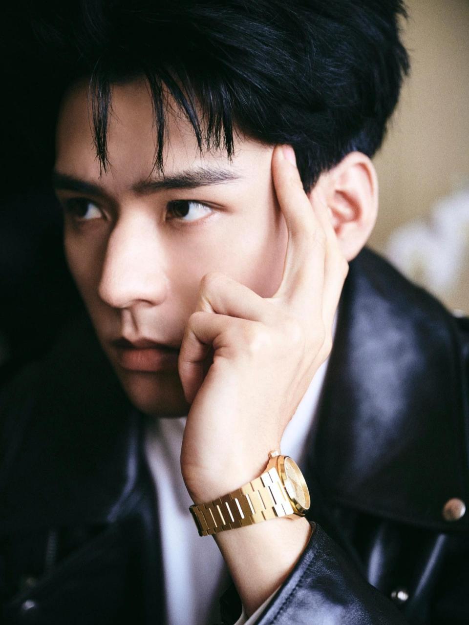 龚俊这眼神杀绝了 深邃的眼神,潮炫的黑皮衣, 金光闪闪的天梭表.