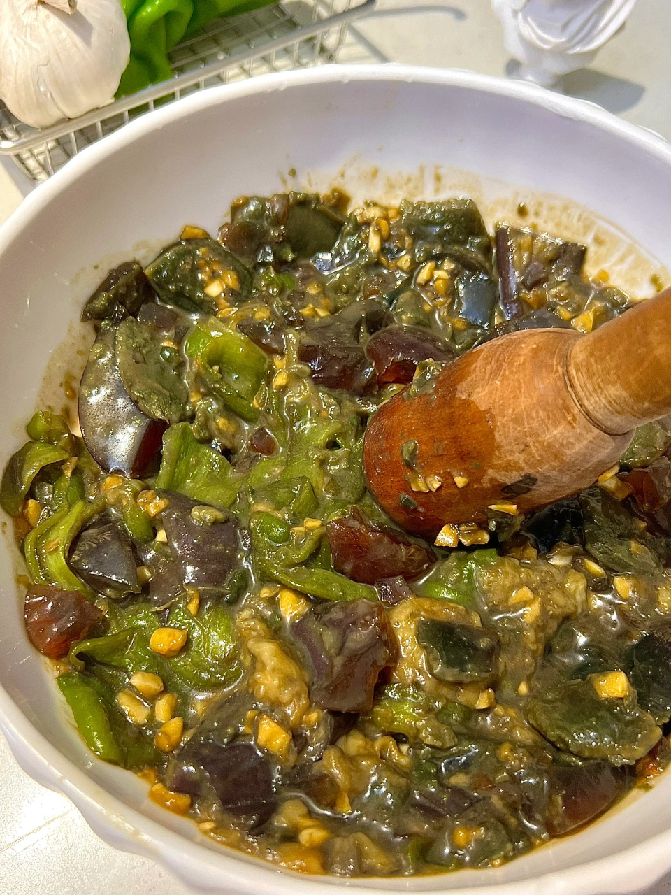 湖南名菜擂辣椒皮蛋,虽然外表有点丑,但口感却是绝佳的下饭神菜!