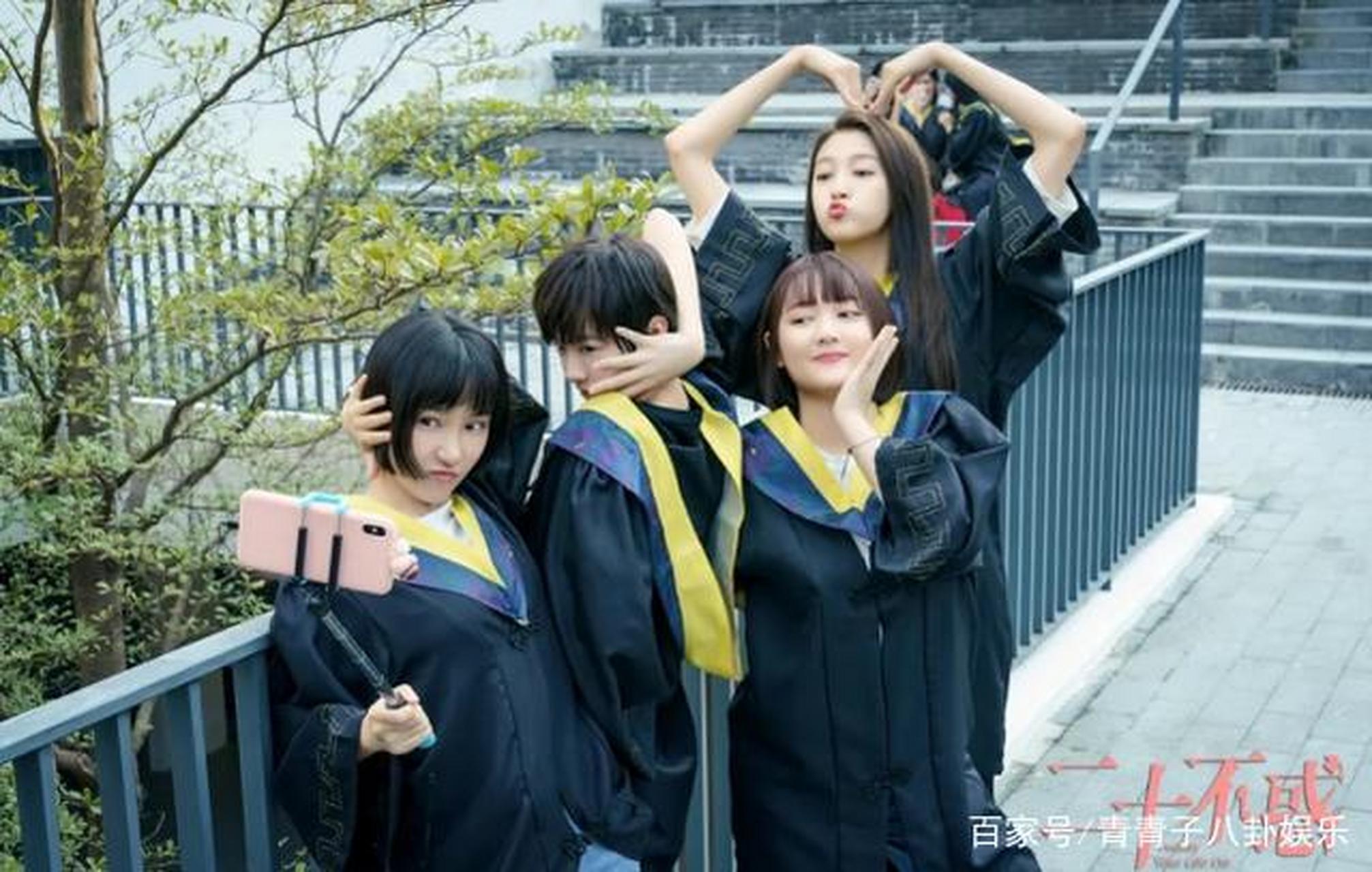 这部电视剧讲述了四个即将毕业的大学女生,在即将迈向社会的一年中