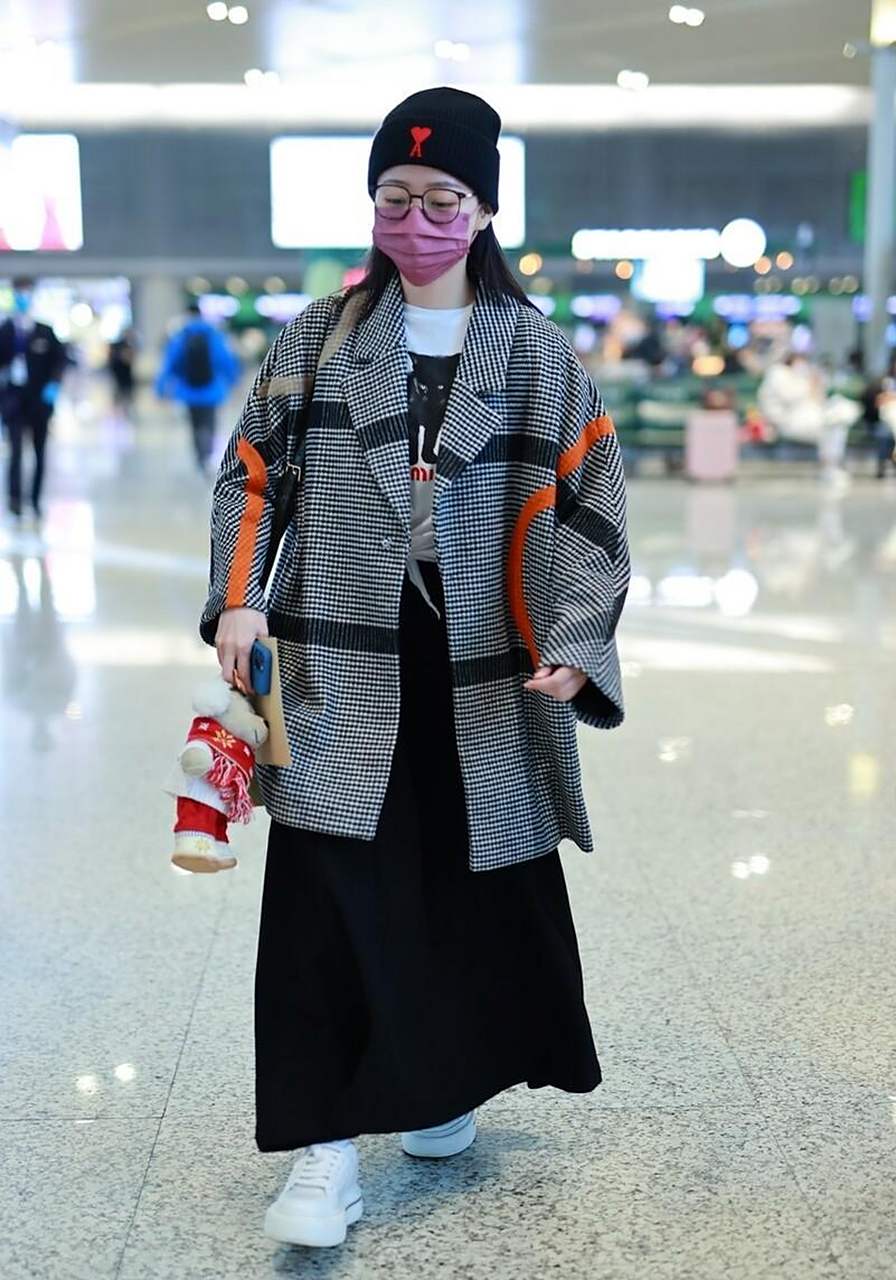 张靓颖机场街拍 格纹印花外套 黑色半身伞裙 黑色针织帽温柔复古