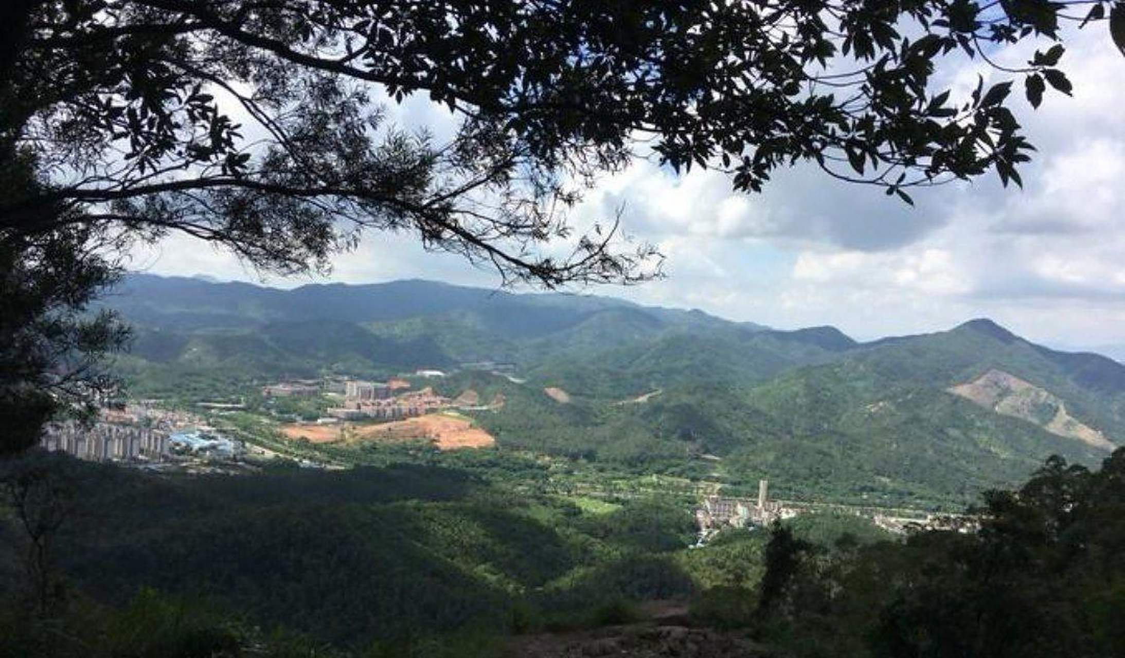 作为 中山 的脊梁,五桂山中的大尖山是游人们常选择登顶的独立成峰