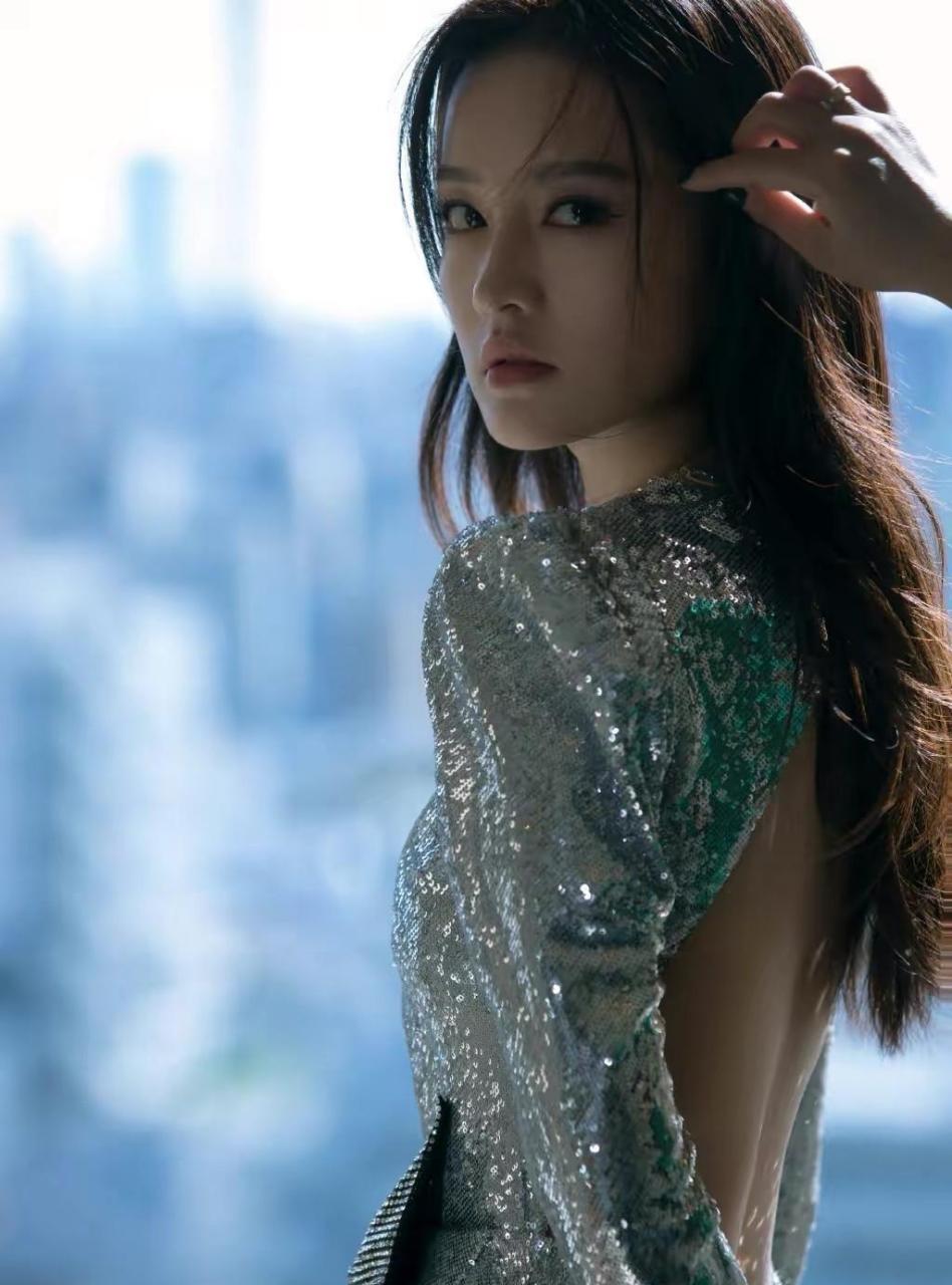 李沁银河礼服图片写真.