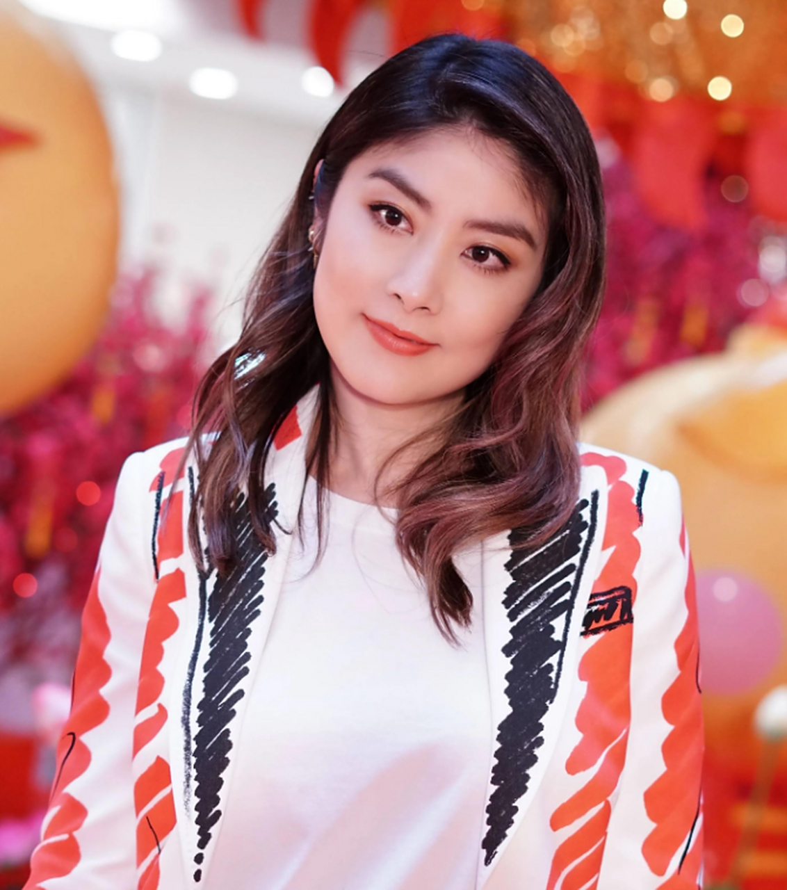 和同期香港女星不同,陈慧琳不仅是含着金汤匙出生的豪门千金,还被港媒