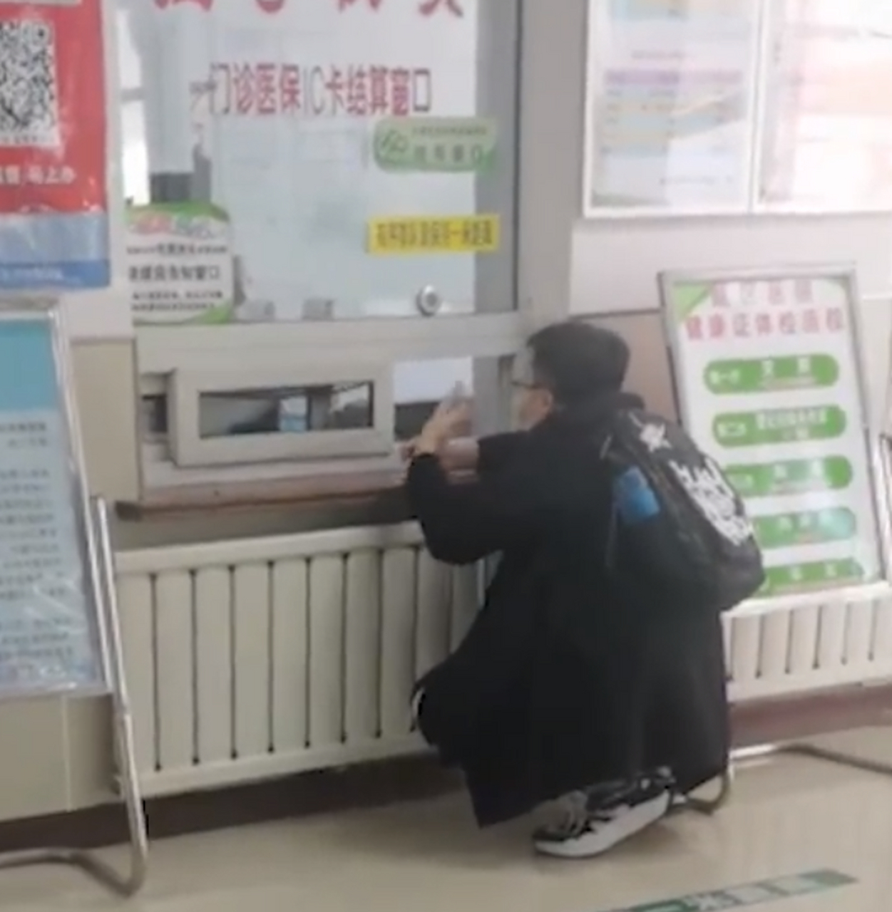 【包头某医院回应出现丁义珍式窗口:正在整改】5月13日,有网友发视频