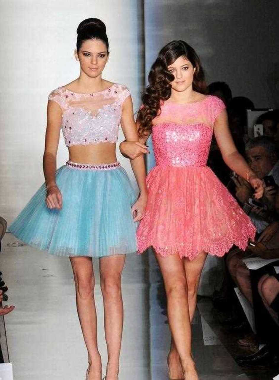 肯豆和凯莉之前有一起携手上过t台,两姐妹打扮得像芭比娃娃一样,穿上