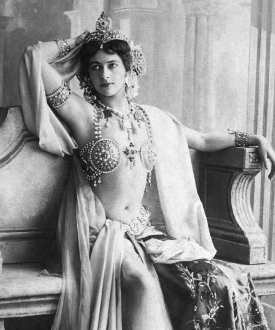 玛塔·哈丽(mata hari)是荷兰人玛嘉蕾莎·吉尔特鲁伊达·泽利的艺名