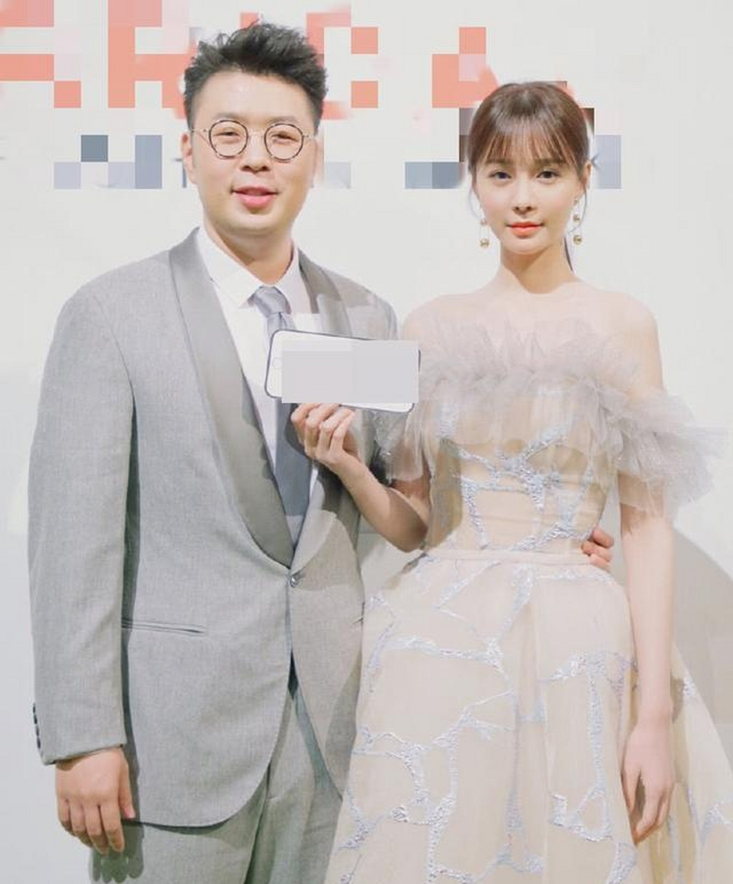 杜海涛性格很好,很疼人,还是值得女生们喜欢的,杜海涛的女朋友也是