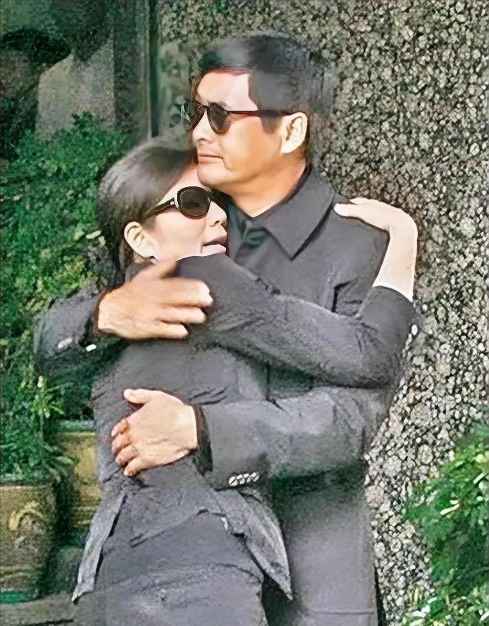 这张照片是发生在2007年香港的一幕,照片上的钟楚红依偎在周润发怀里